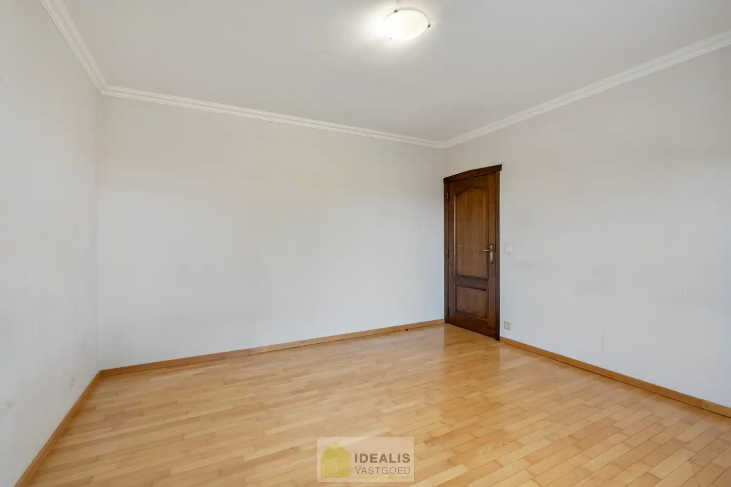 IDEALIS VASTGOED – RUIM APPARTEMENT MET TERRAS VAN CA.35M² EN PRIVATIEVE GARAGE IN HARTJE LOMMEL! Dit ruime appartement met een netto bewoonbare oppervlakte van ca.101m² bevindt zich op de 1e verdieping. Het appartement is vlot bereikbaar via de trappenzaal. Een naar eigen smaak op te frissen, goed ingedeeld en lichtrijk appartement met 2 slaapkamers, ruim terras en privatieve garage met sectionale poort! Zeker het bezoeken waard!! foto 12