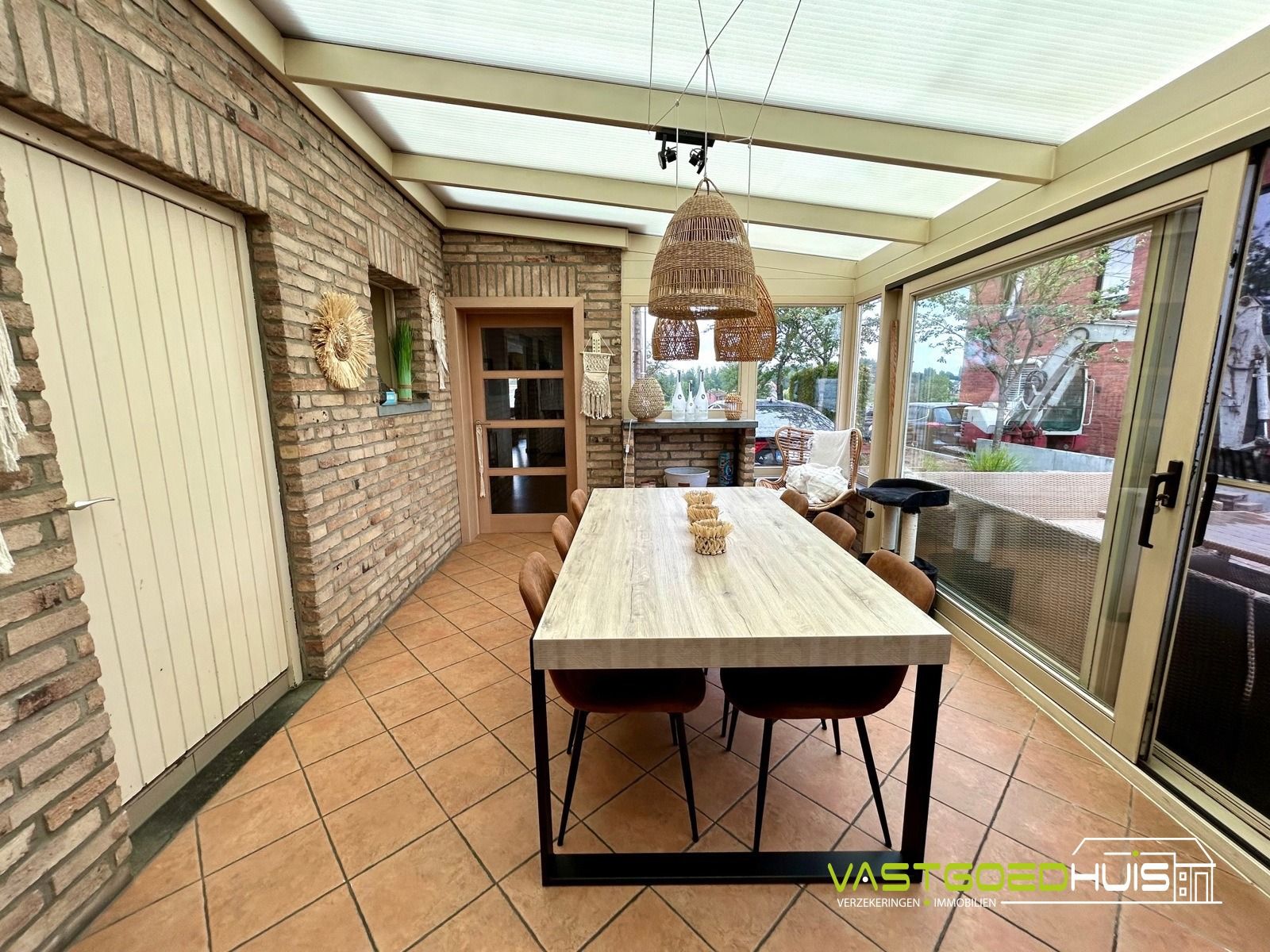 Hedendaagse gezinswoning met tuin en loods foto 12