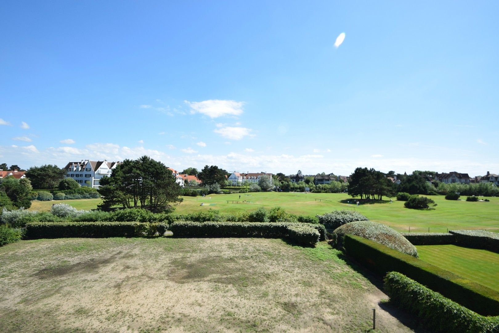 Overname aandelen met in zijn actief een ruim hoekappartement met zicht op de Approach Golf en zuidgerichte terrassen in hartje Zoute. foto 8