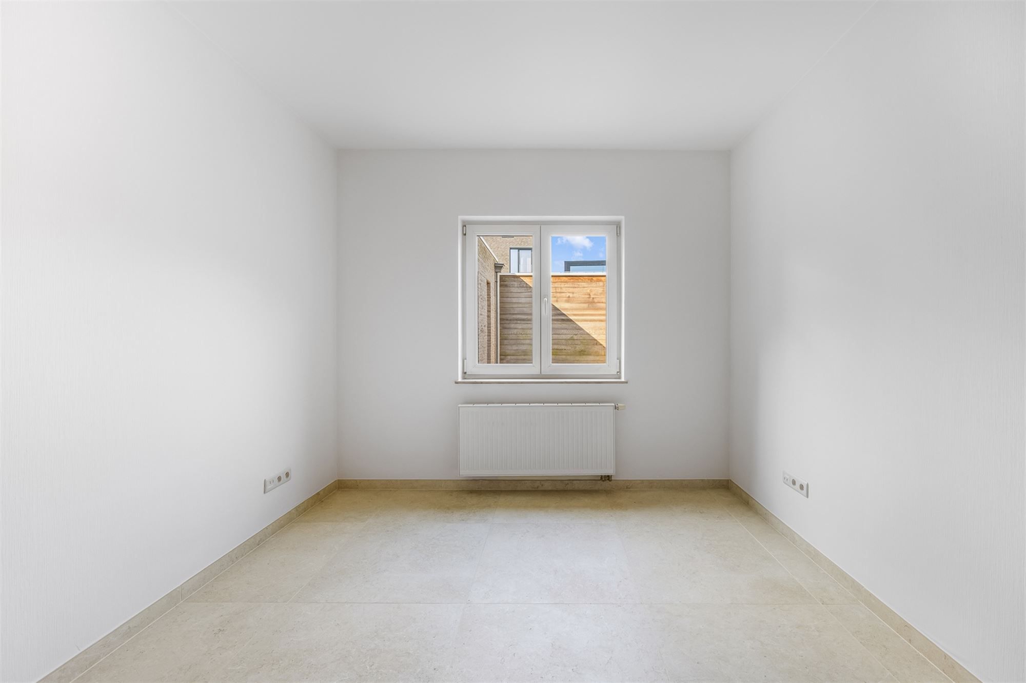 VOLLEDIG INSTAPKLAAR GELIJKVLOERS APPARTEMENT (145M²) MET 2 SLAAPKAMERS, INPANDIGE GARAGE EN TUIN/KOER TE BERINGEN-CENTRUM foto 14