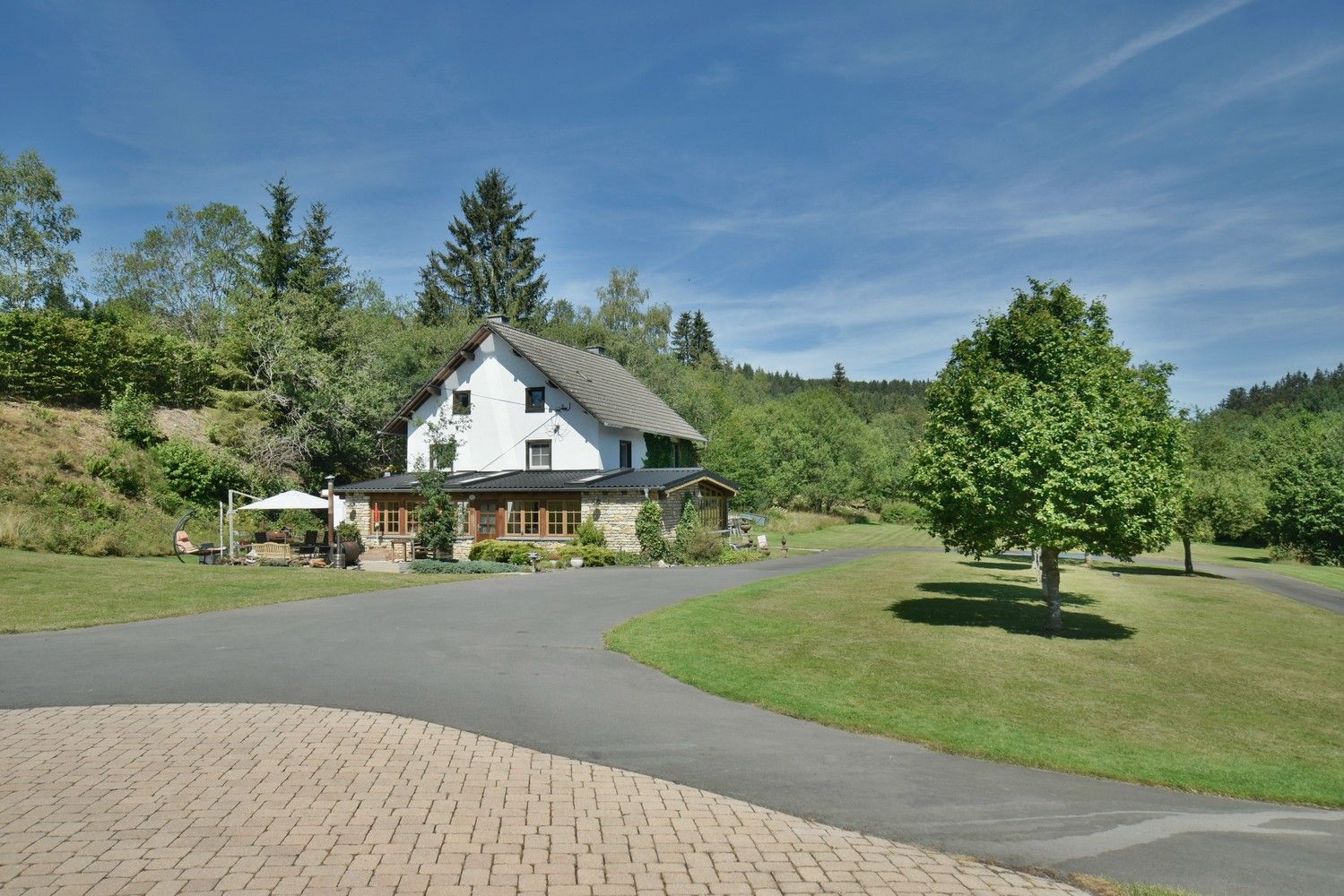 Domein van bijna 6 ha met een charmant landhuis en multifunctioneel vrijstaand bijgebouw op een idyllische, natuurrijke locatie te Amel foto 2