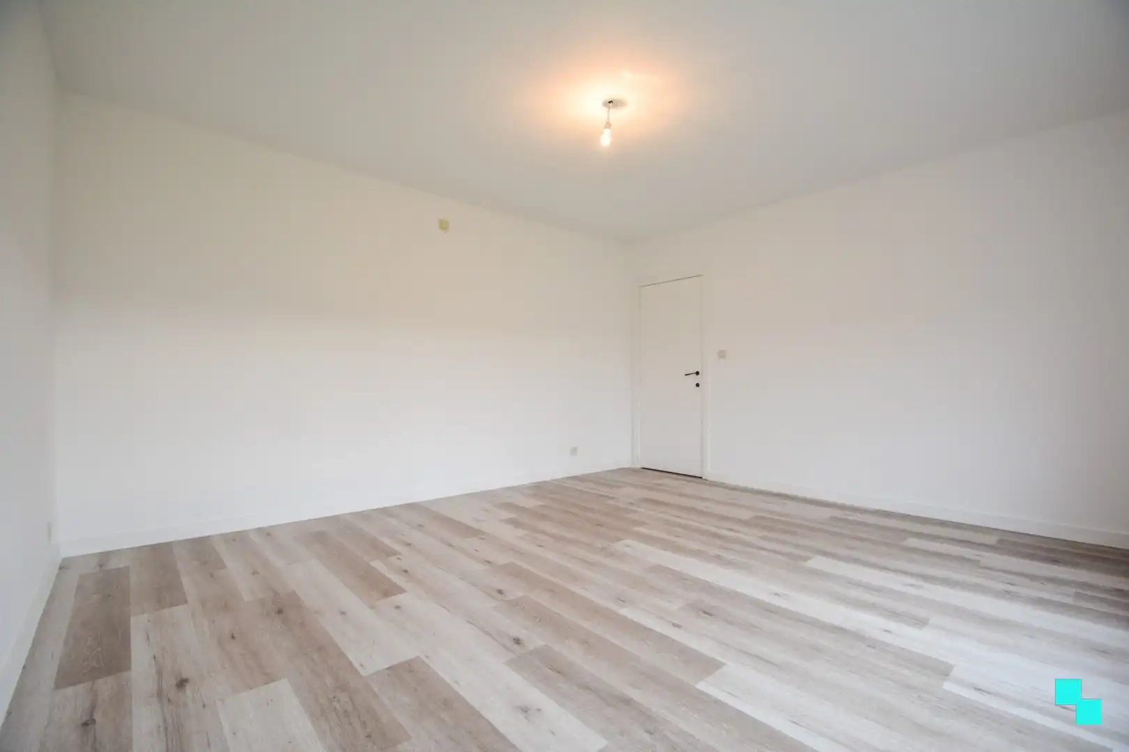 Gerenoveerde woning met twee slaapkamers en ruime garage foto 17