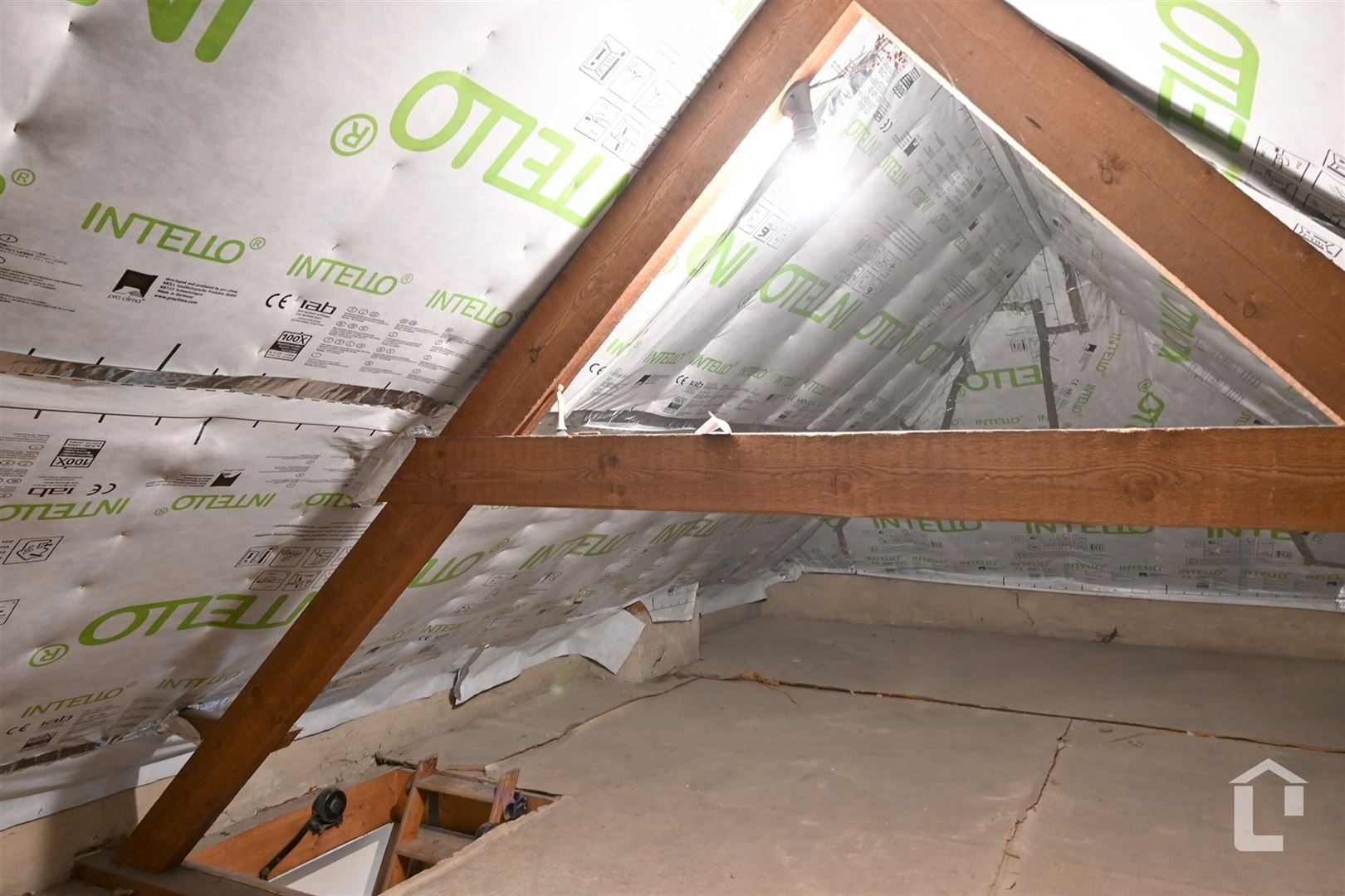 Te renoveren stadswoning tussen Gent en Oostakker foto 13