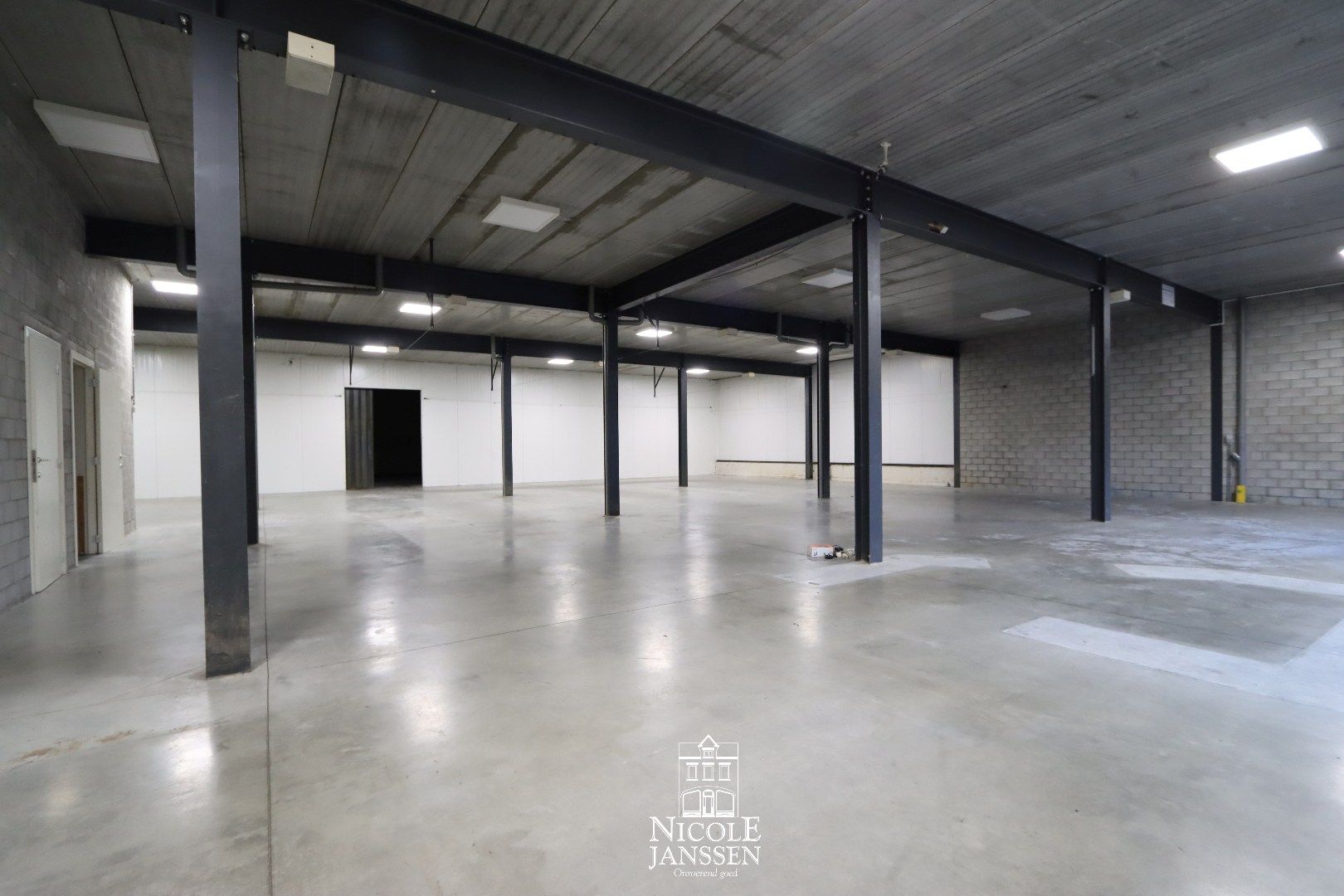 Gelijkvloers handelspand met 2 bovenliggende appartementen foto 3