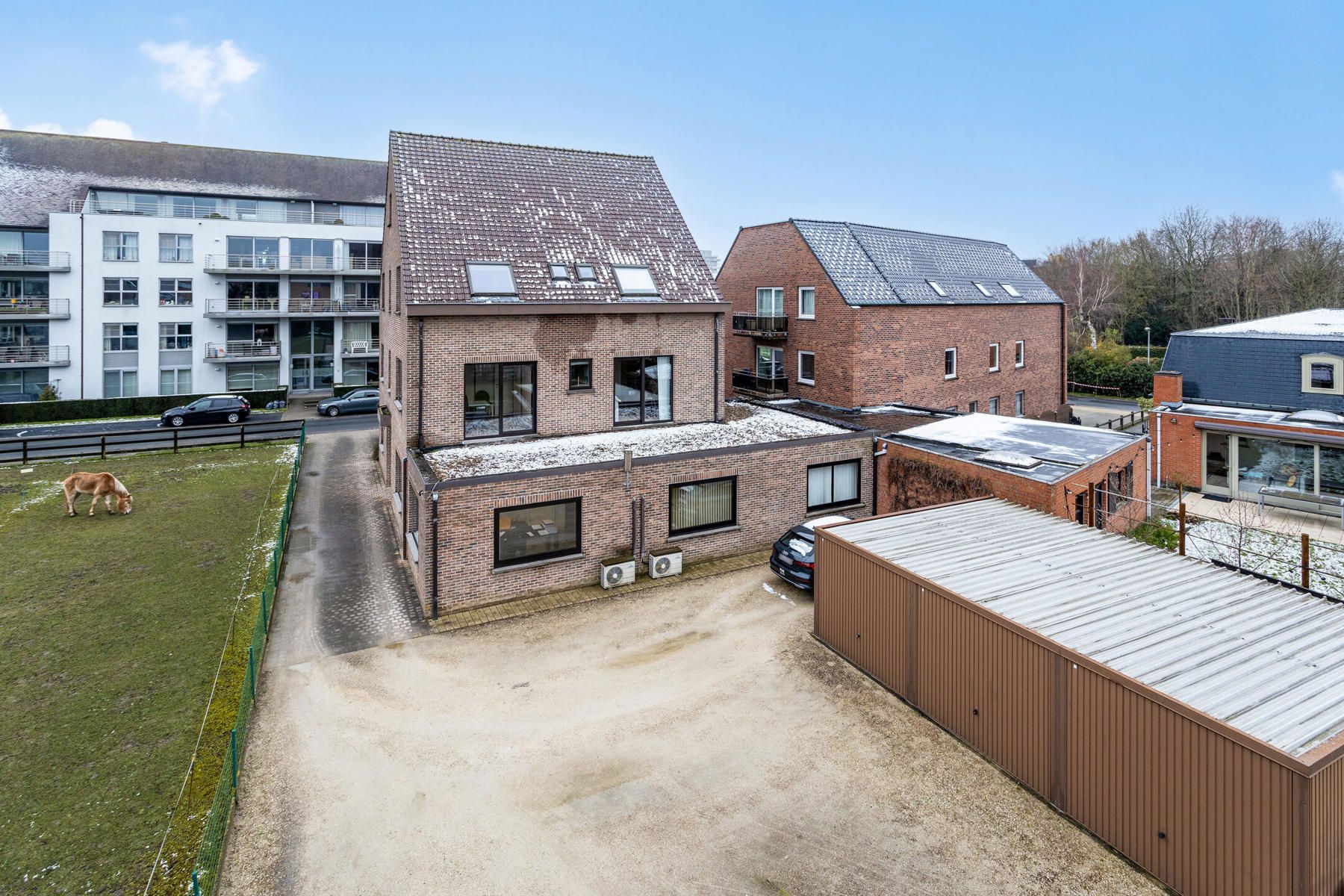 Opbrengsteigendom met handelsruimte en 2 appartementen foto 35