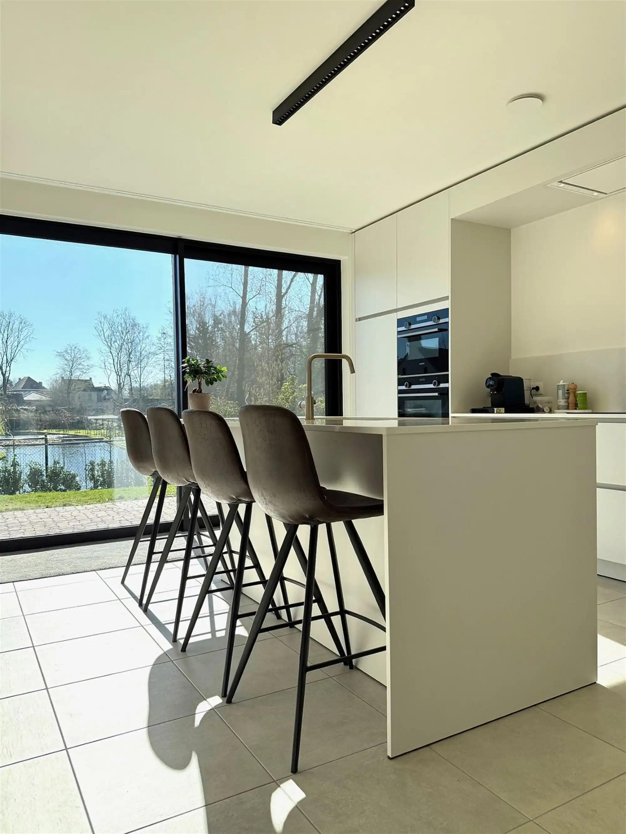 Instapklare DORPSWONING met 3 SLAAPKAMERS, TUIN/TERRAS, GARAGE & grote KELDER foto 10