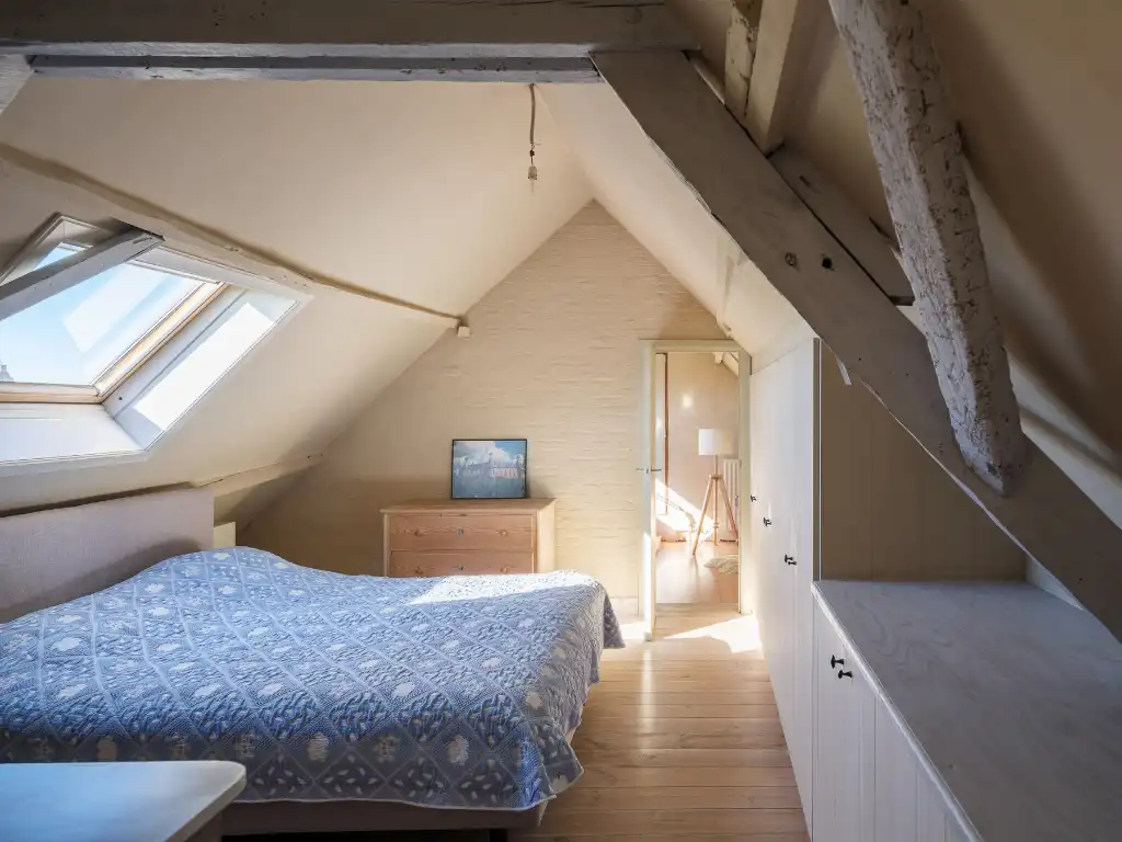 Karaktervolle hoeve met 5 slaapkamers en 4 badkamers, discreet gelegen op de tweede bouwlijn in een groene omgeving. foto 16