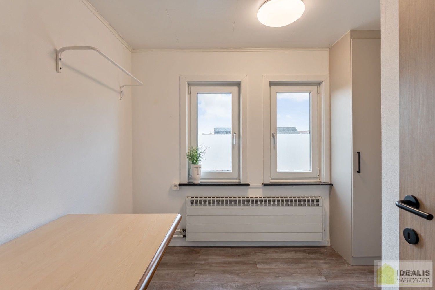 IDEALIS VASTGOED – Instapklare eengezinswoning met een lichtrijke leefruimte, 3 ruime slaapkamers (mogelijks 4), 2 badkamers op een fijn zuid-oost georiënteerd perceel! Deze woning bevindt zich op een perceel van 5a 19ca in een rustige en gezinsvriendelijke woonstraat! foto 32