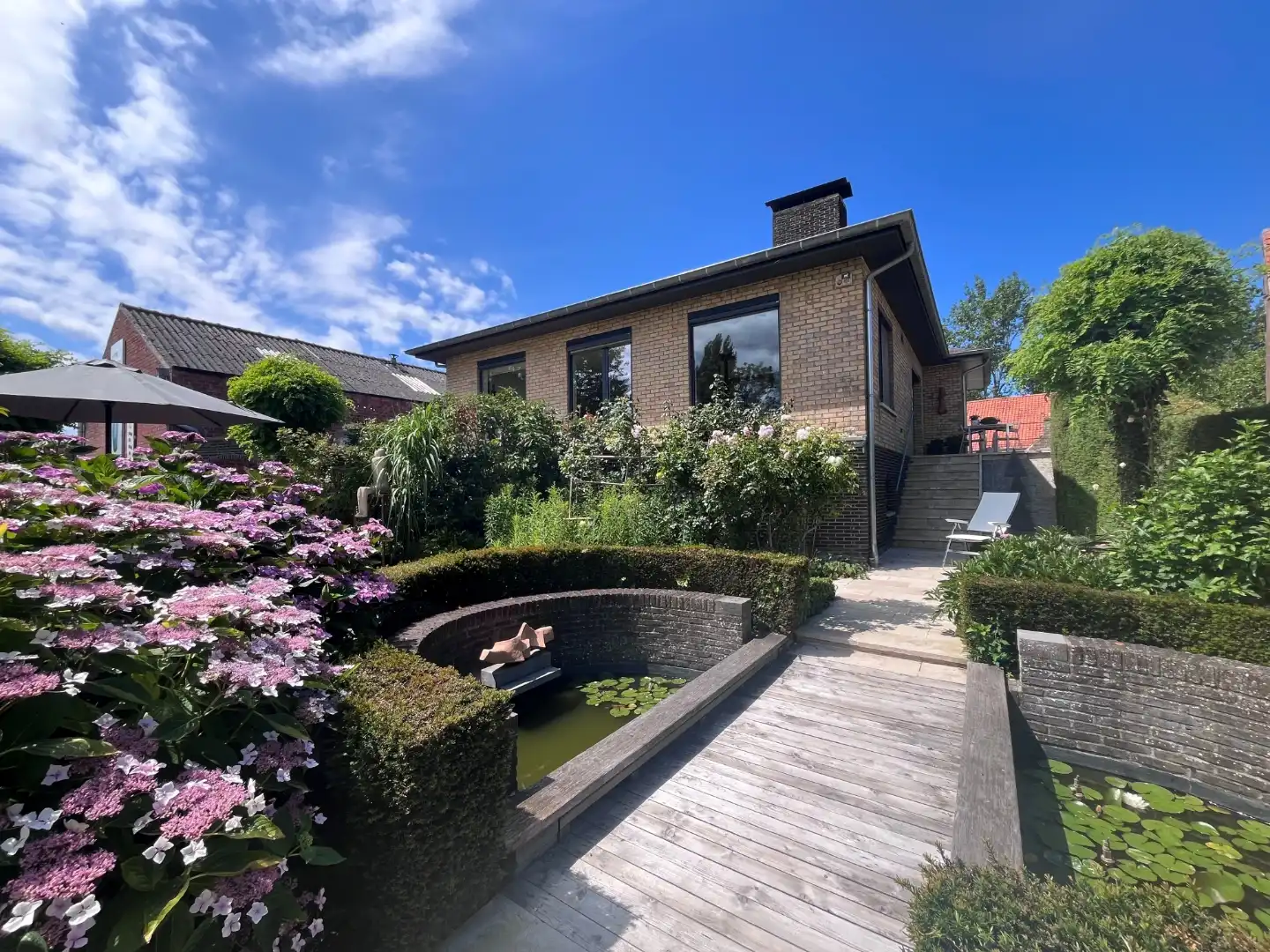 Ruime en zongerichte woning te koop te Wulpen. foto {{pictureIndex}}