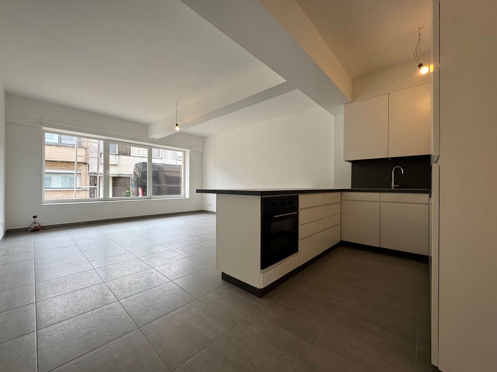Te huur: gerenoveerd gelijkvloers appartement met tuintje foto 2