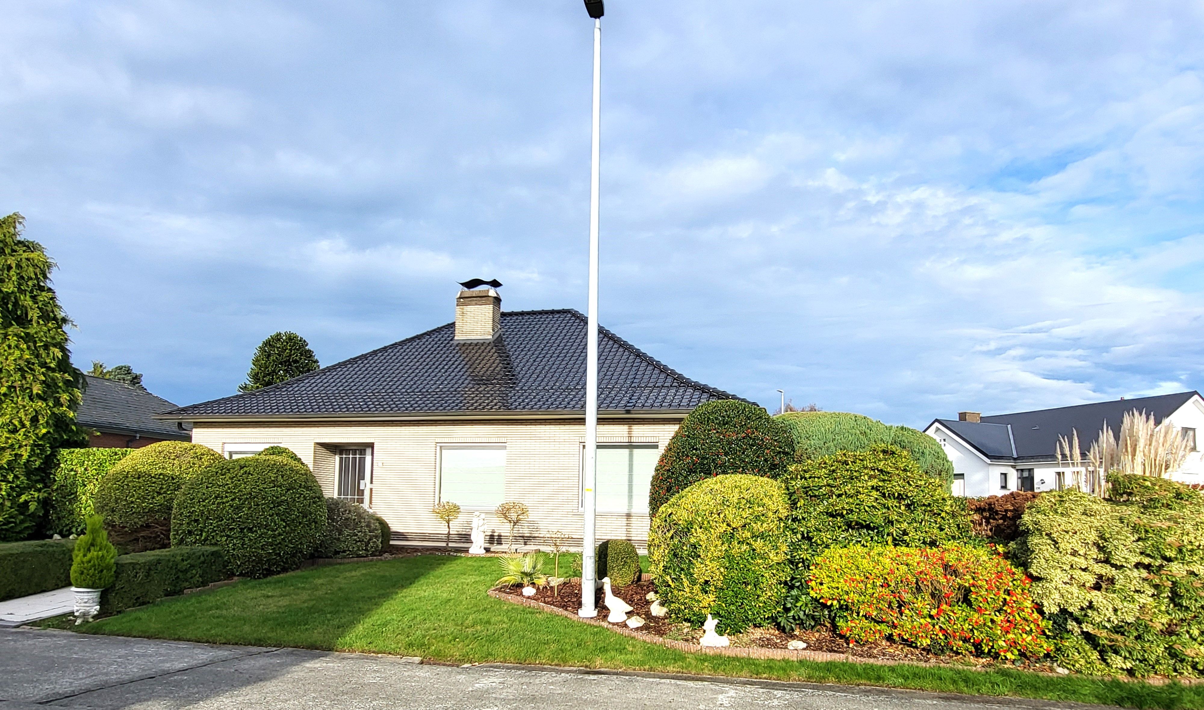 Instapklare villa op een perceel van 648 m² met dubbele garage, veranda en tuin.  foto 3