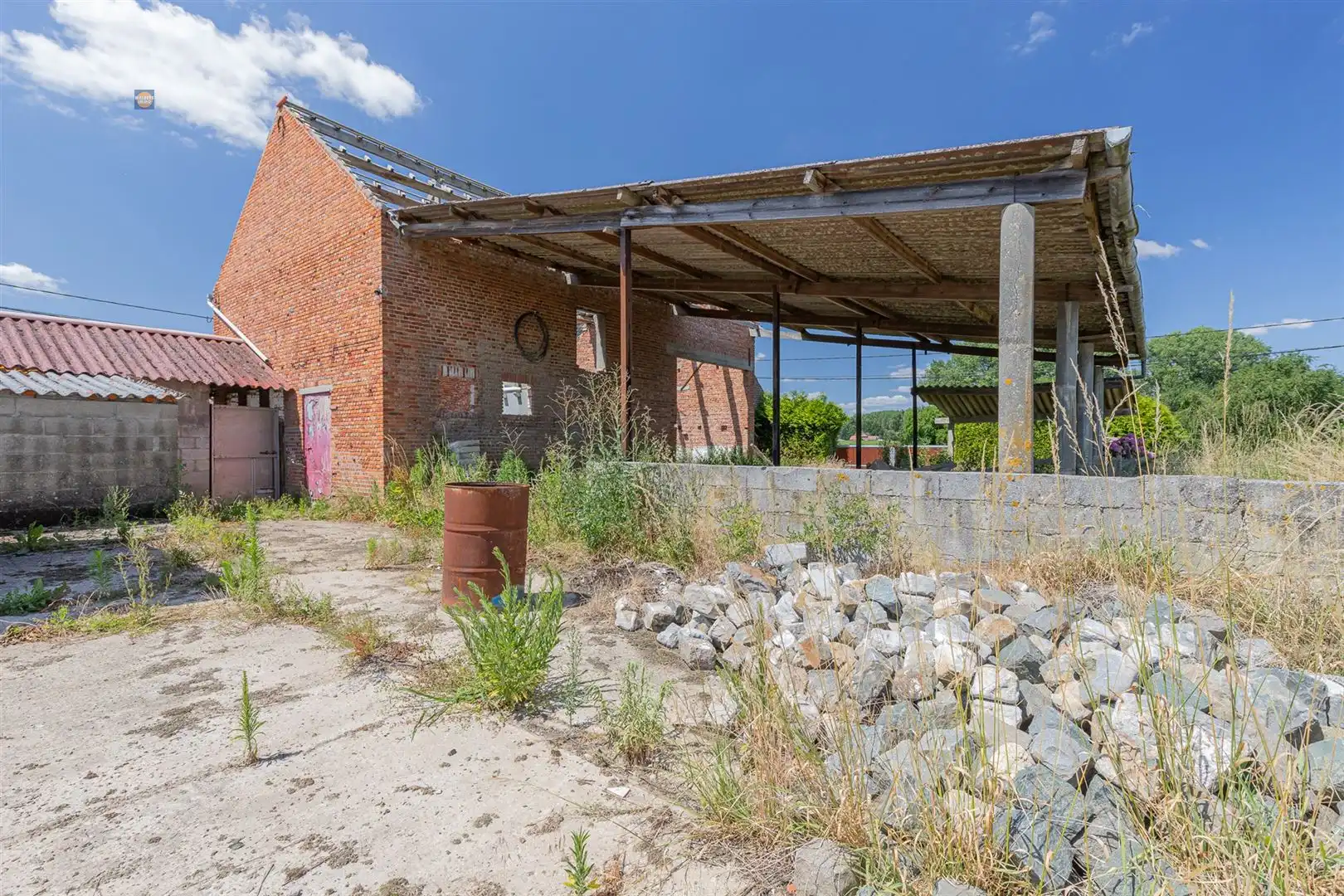 Te renoveren vierkantshoeve op toplocatie foto 11