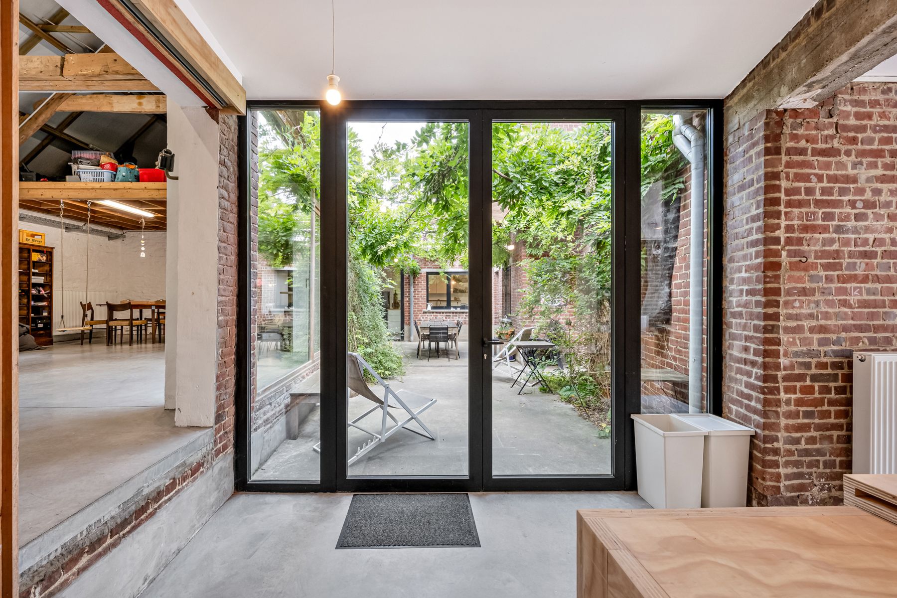 Architecturaal verbouwde hoeve met binnenkoer foto 8