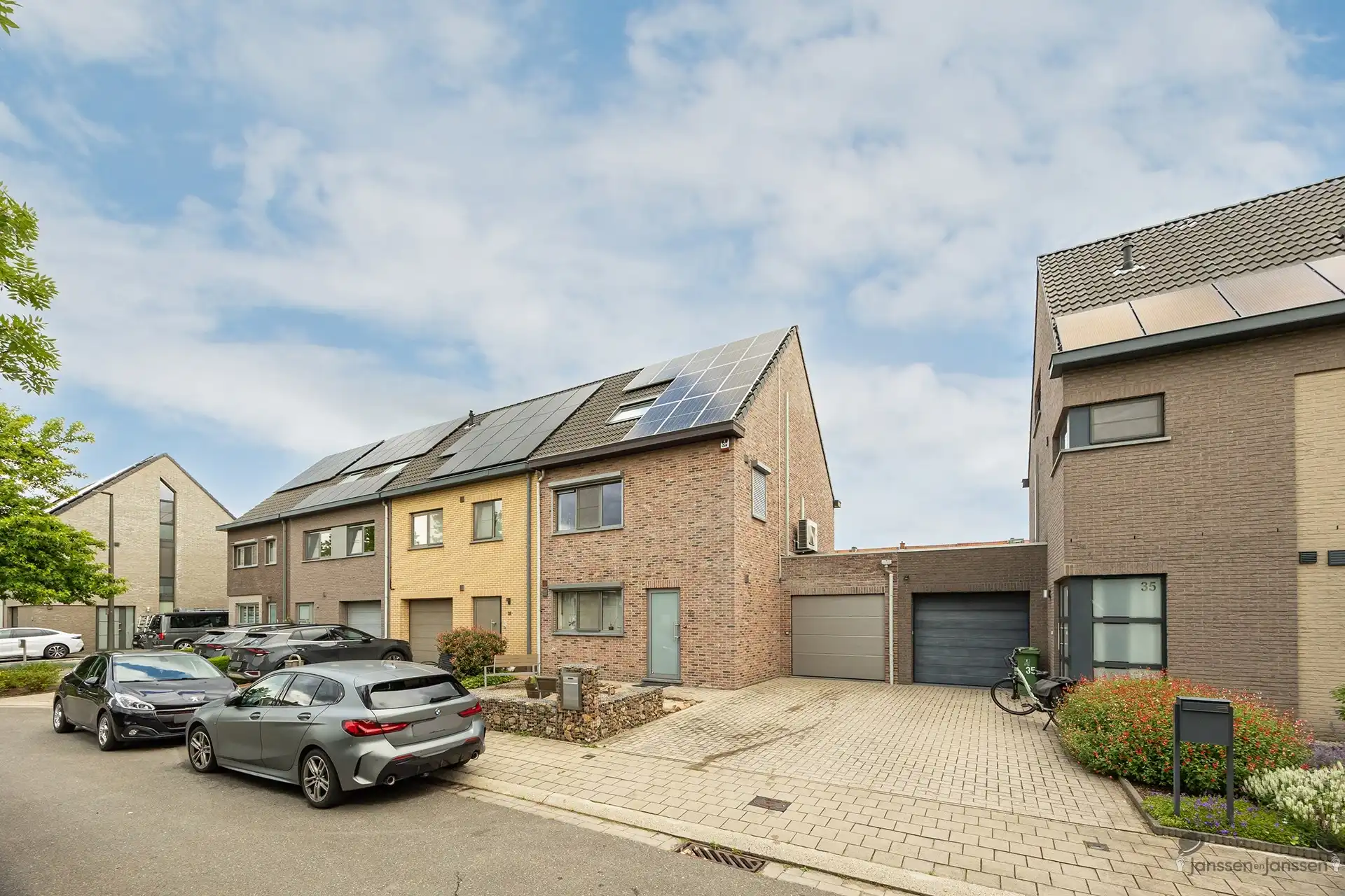 Instapklare gezinswoning in rustige, doodlopende straat te Ekeren foto {{pictureIndex}}