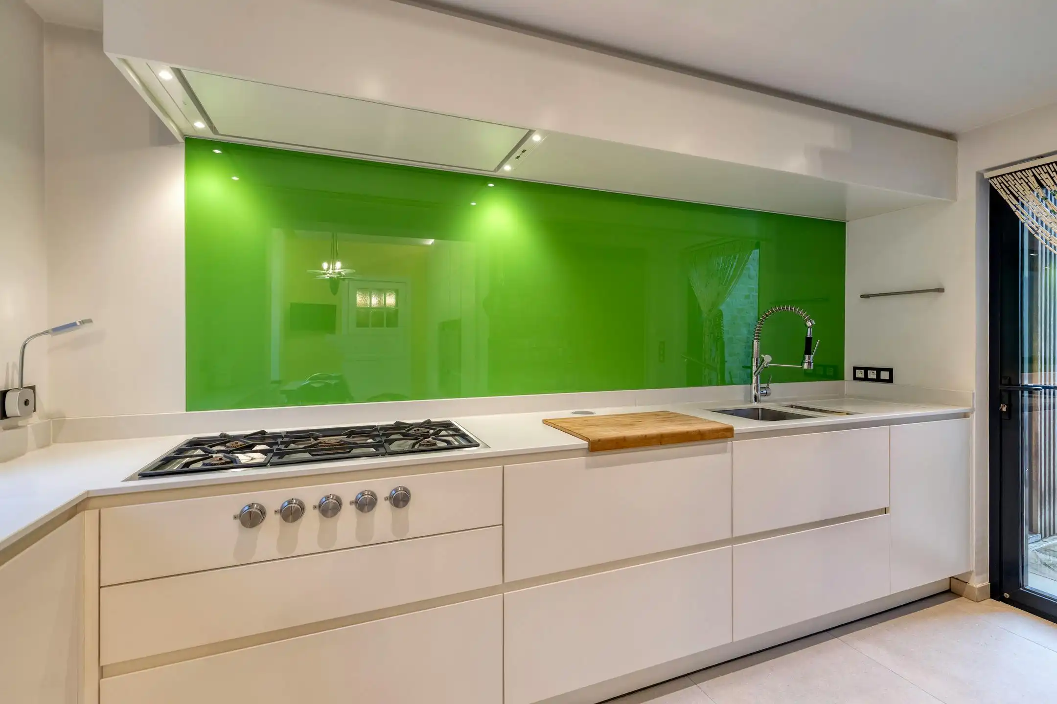 Klassevol huis met 5 slaapkamers, 3 badkamers, garage en ruime tuin te Sint-Kruis (Brugge) foto 9