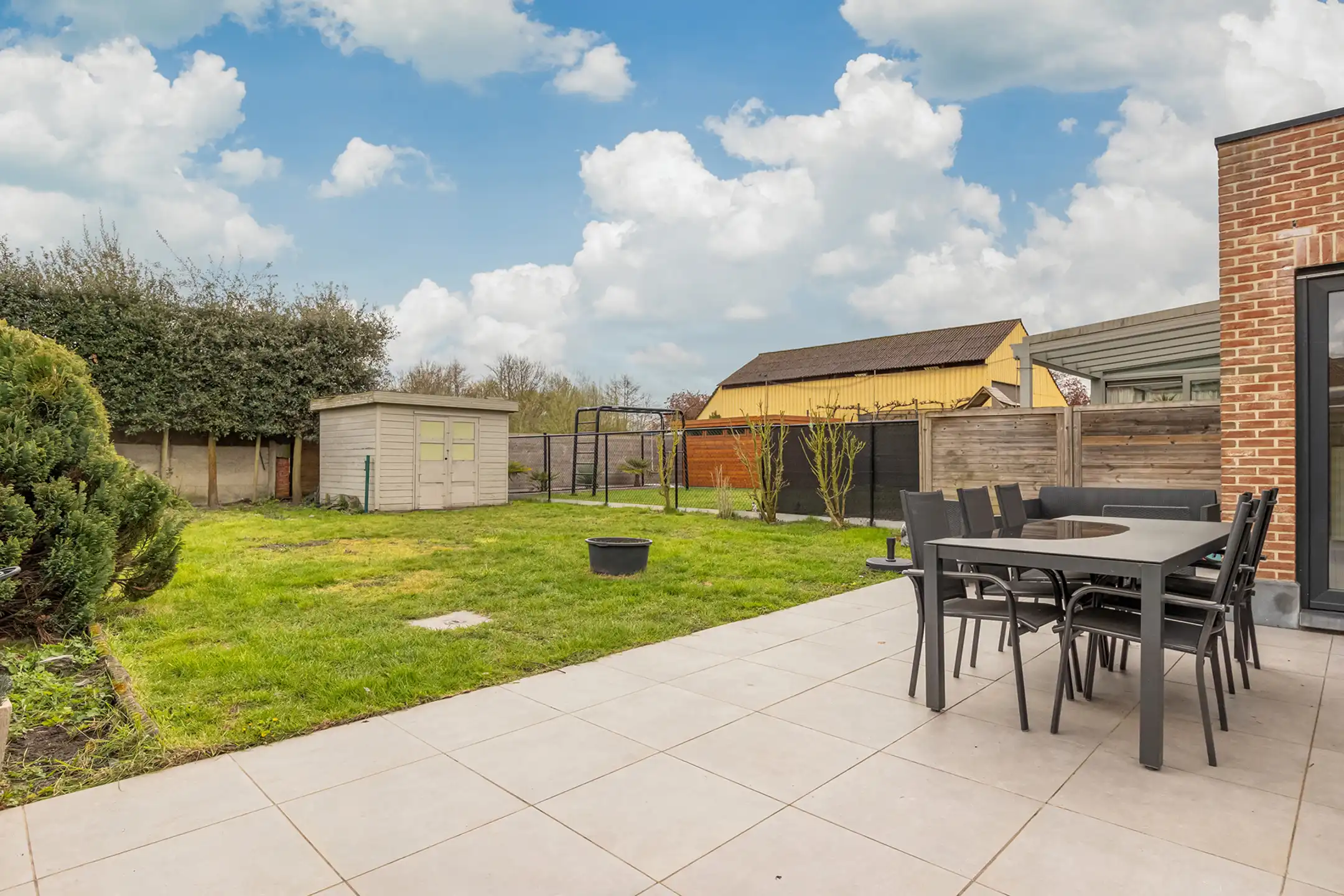 Instapklare recente HOB met 3 slaapkamers, tuin en garage foto 16