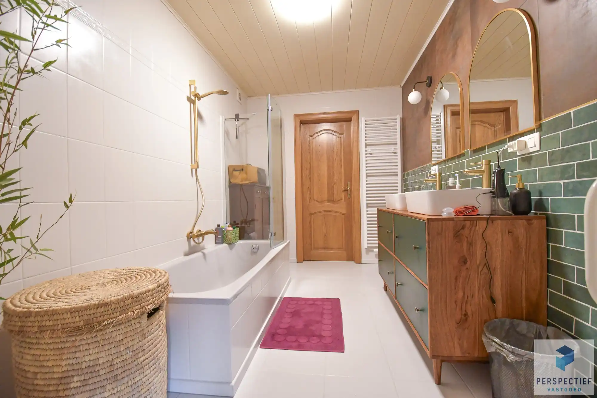 Ruime en energiezuinig gerenoveerde halfopen bebouwing met 5 slaapkamers, garage en zonnige tuin foto 11