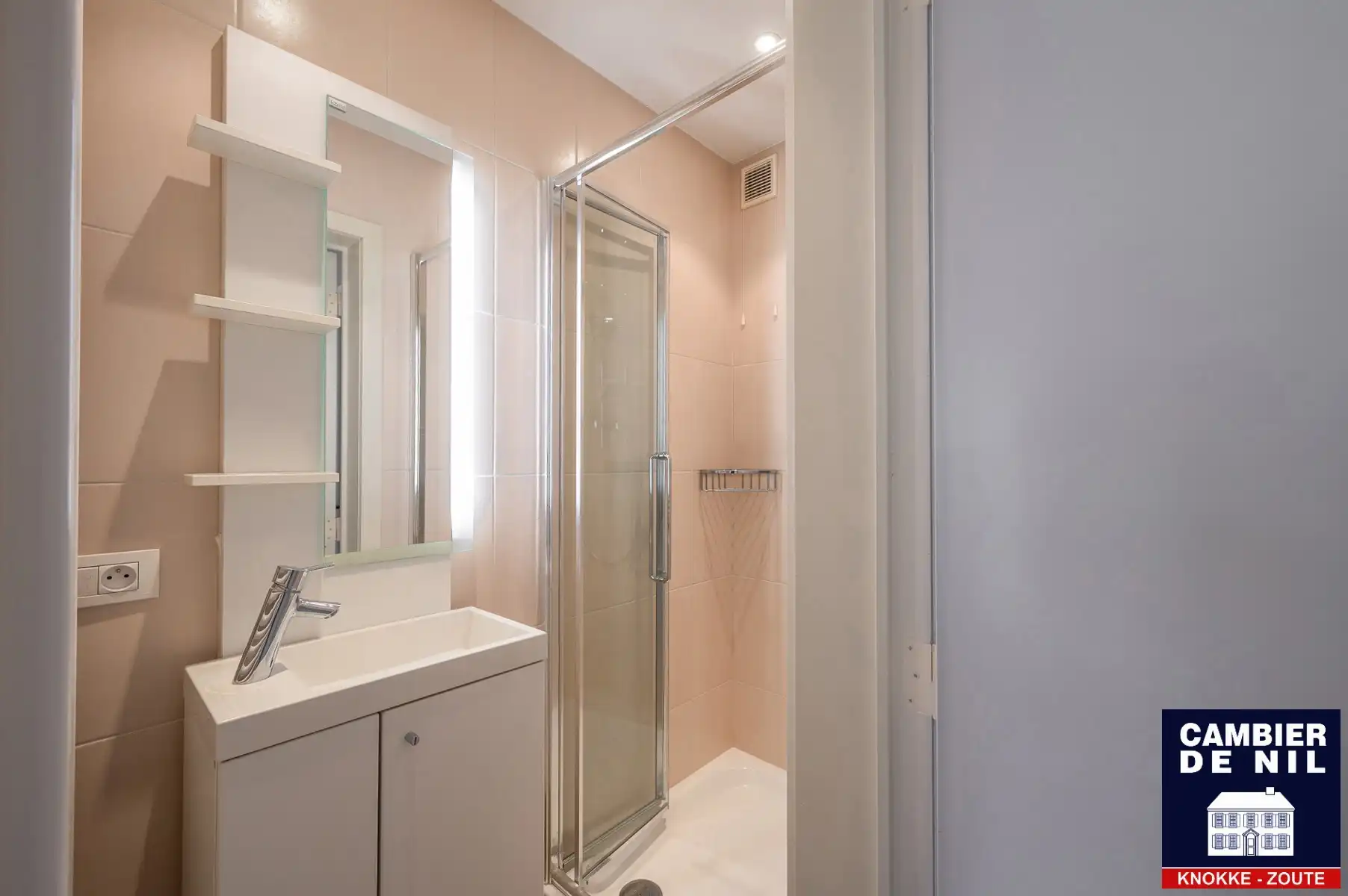 Gemeubeld appartement met frontaal zeezicht foto 12