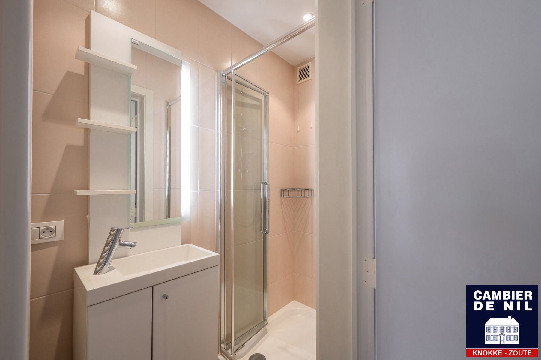 Gemeubeld appartement met frontaal zeezicht foto 12