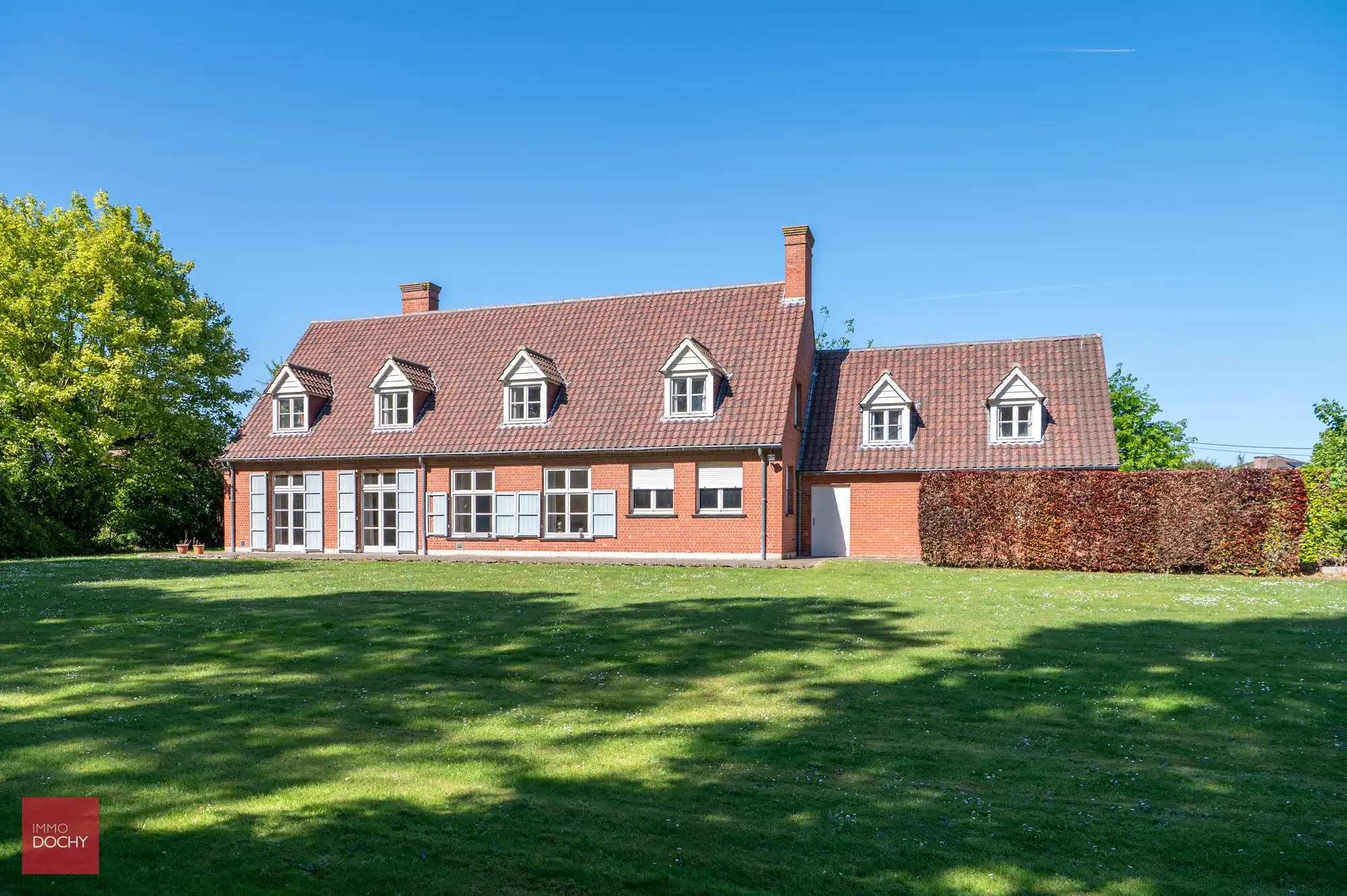 Hoofdfoto van de publicatie: Ruime te renoveren villa op ca. 2.800m²