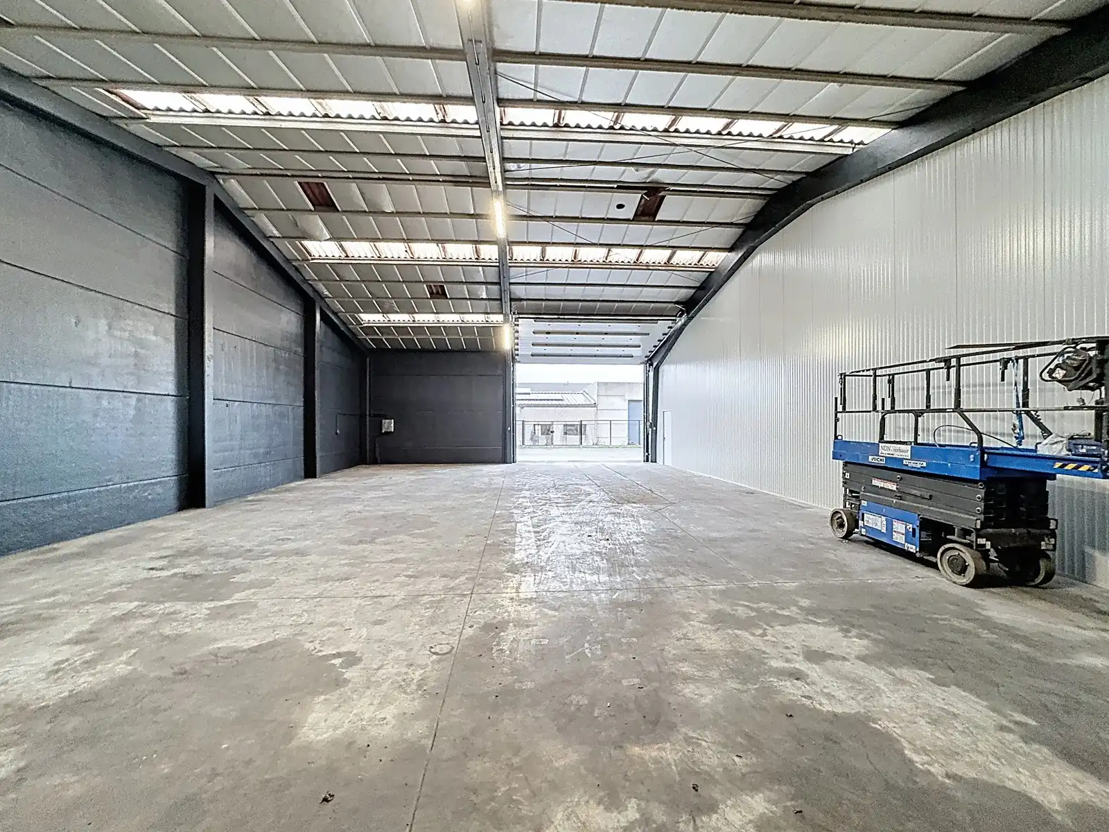 Instapklare LOODS (250m2) TE HUUR met elektrische sectionaalpoort te Blankenberge foto 5