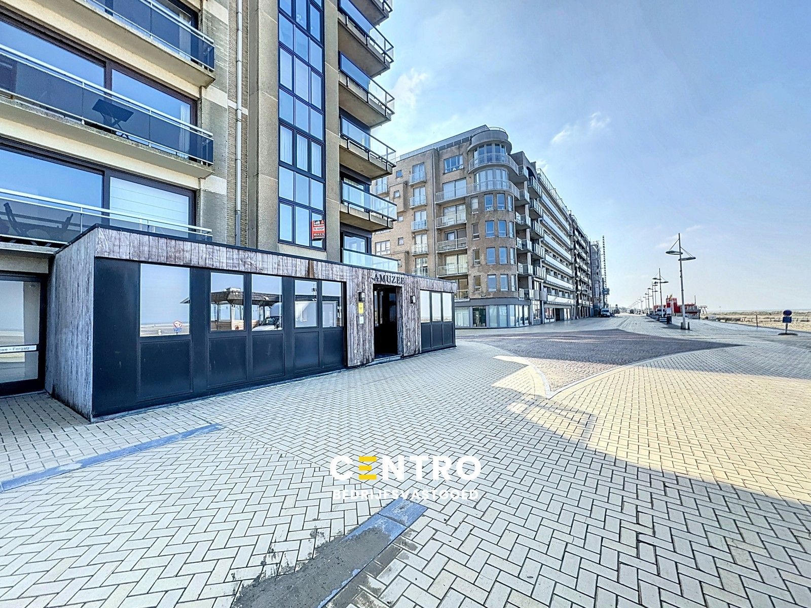 Uniek & exclusief aanbod: Volledig geïnstalleerd HANDELSPAND (restaurant/brasserie), inclusief de VOLLEDIGE inboedel TE KOOP op de zeedijk te Zeebrugge! foto {{pictureIndex}}