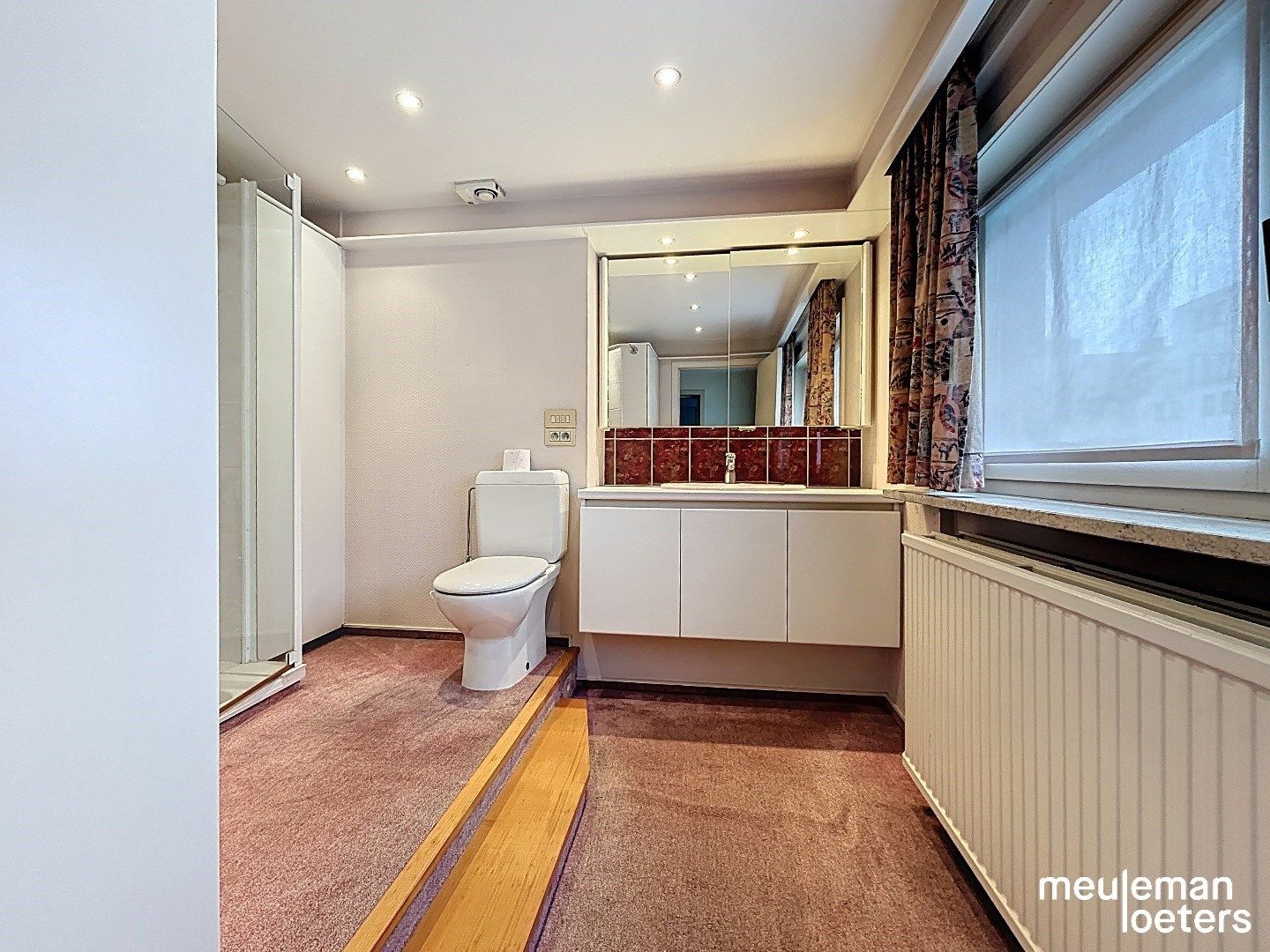Ruime rijwoning nabij het commercieel centrum van Roeselare foto 18