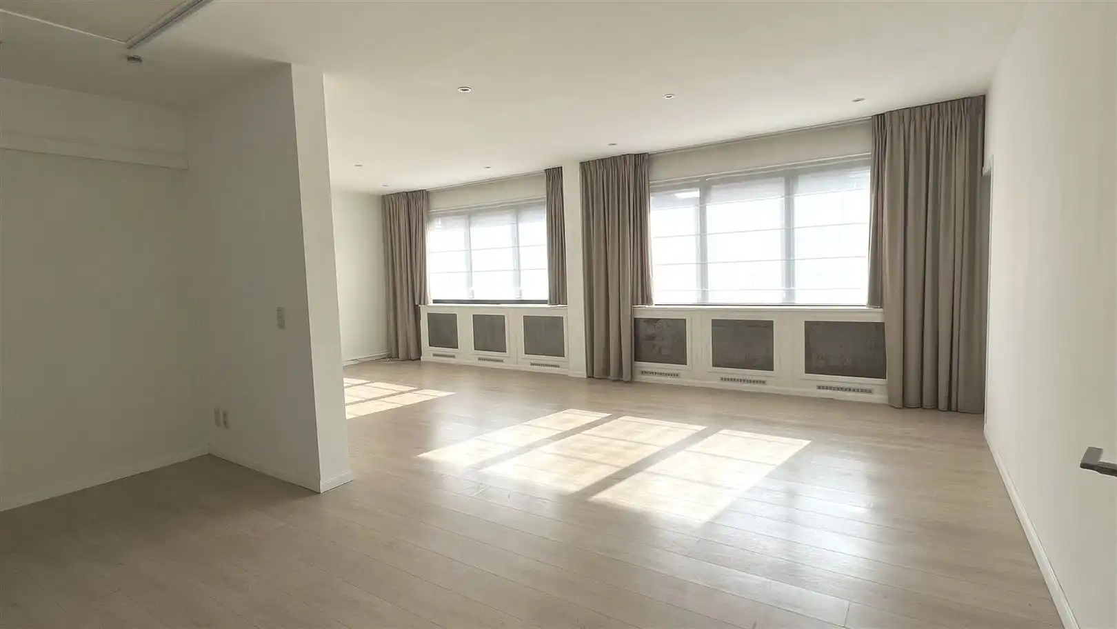 Ruim 2-slaapkamer appartement met gigantisch terras (40m²)! foto {{pictureIndex}}