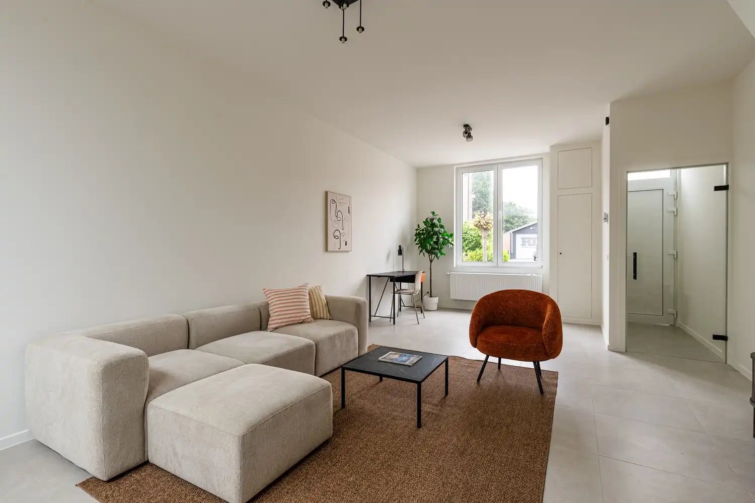 Stijlvol gerenoveerde woning met tuin en parkeerplaats foto 4