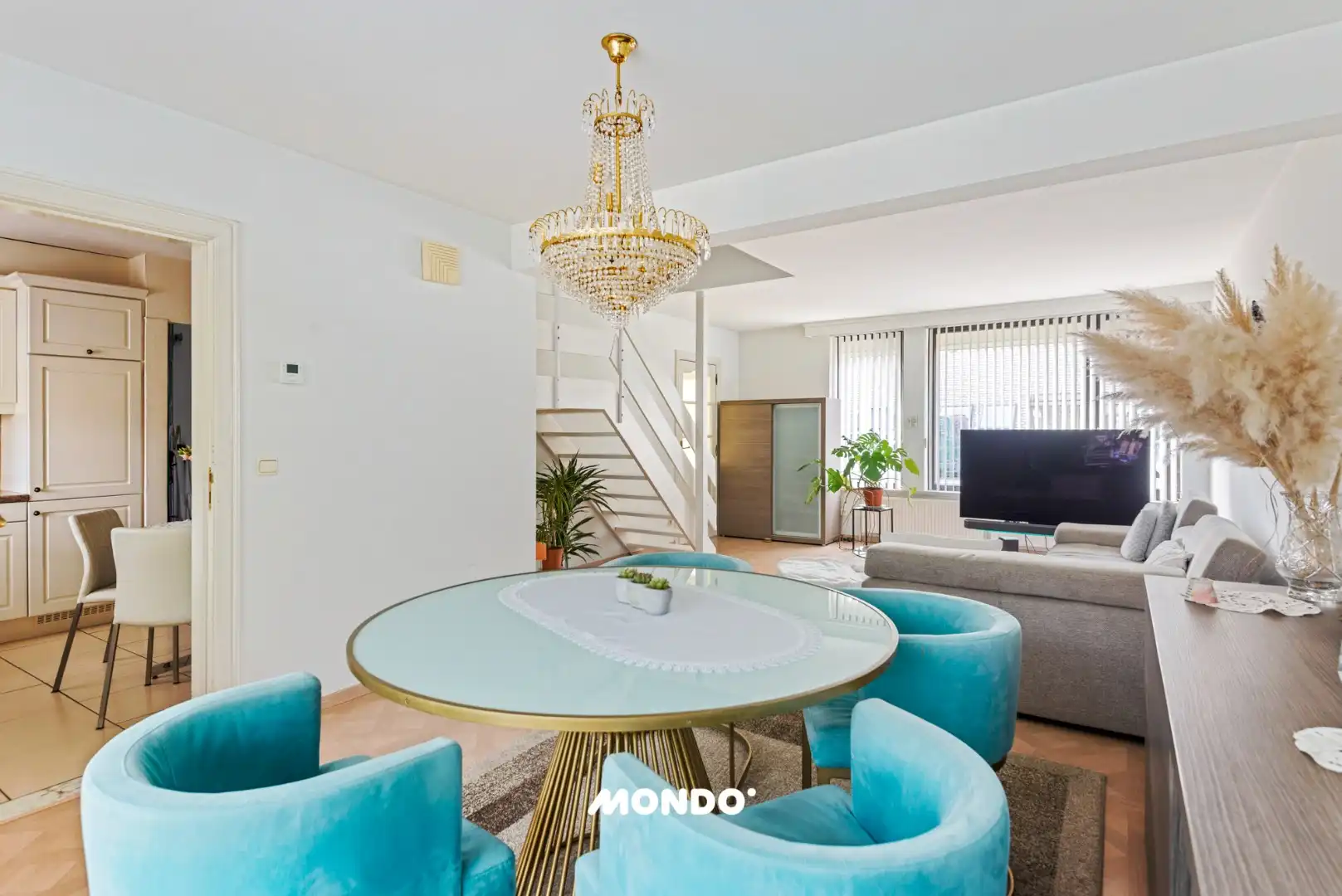 Ruime gezinswoning met 3 slaapkamers en lichtrijke aanbouw in een rustige doodlopende straat! foto 2