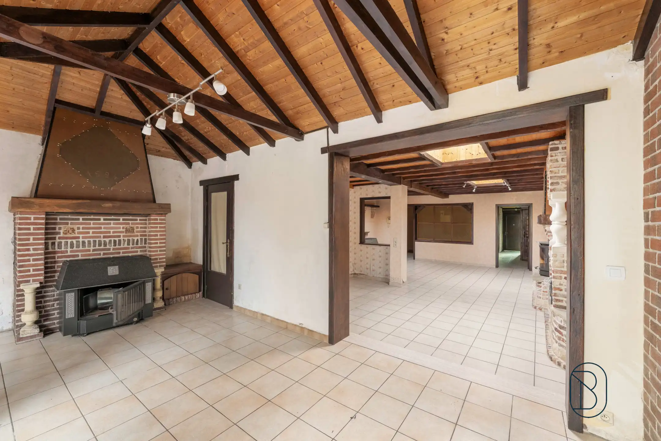 Woning met garage, oprit en tuin - veel potentieel foto 9