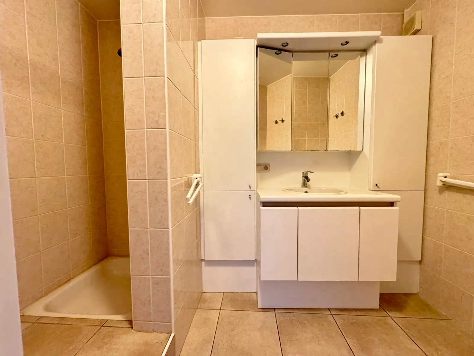 Verzorgd appartement vlakbij het centrum van Gistel. foto 7
