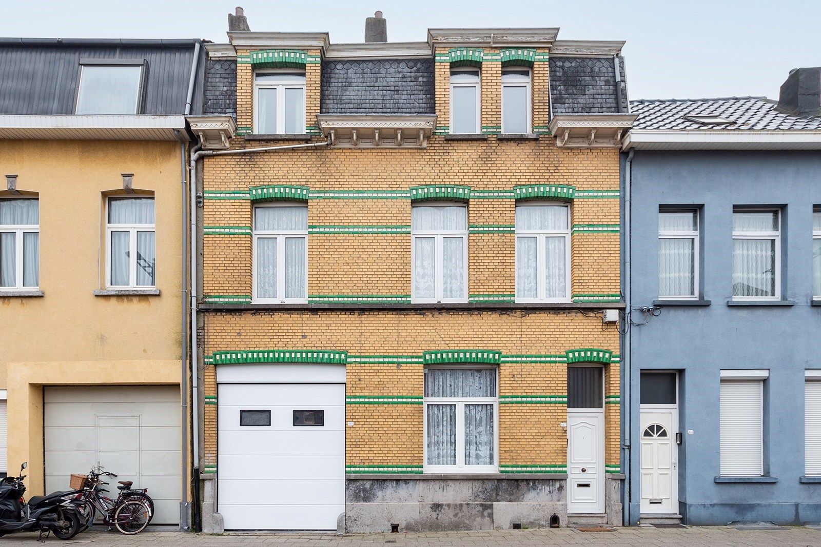 Hoofdfoto van de publicatie: Zeer ruime woning met 7 slpk, 3 badkamers, terras en garage