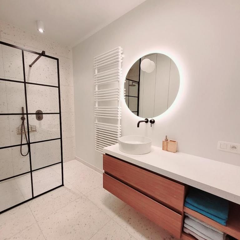 Recent gerenoveerde 2 slaapkamer appartement te Oostduinkerke bad foto 7