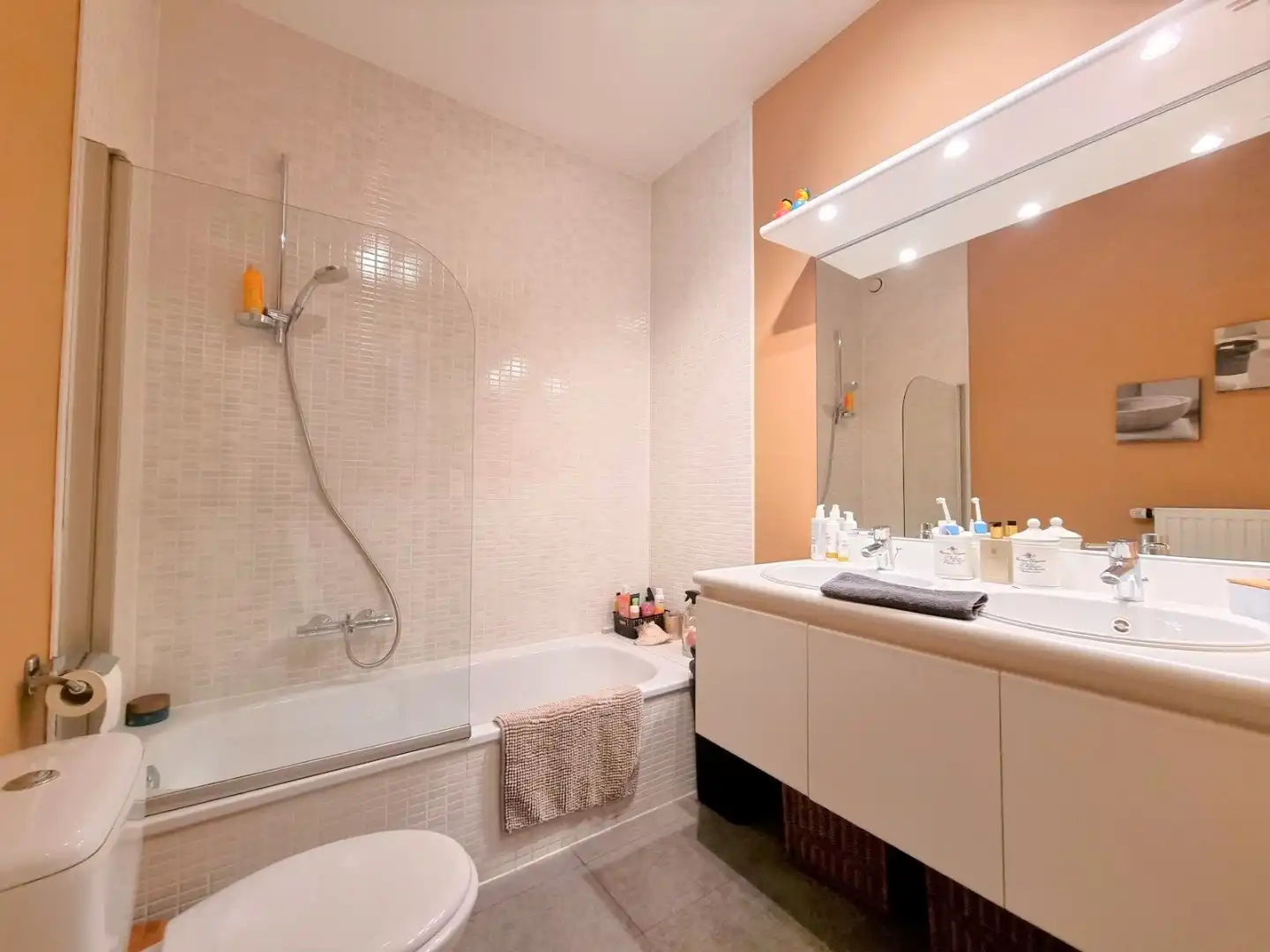 Centraal gelegen gelijkvloers appartement met twee slaapkamers en stadskoer foto 10