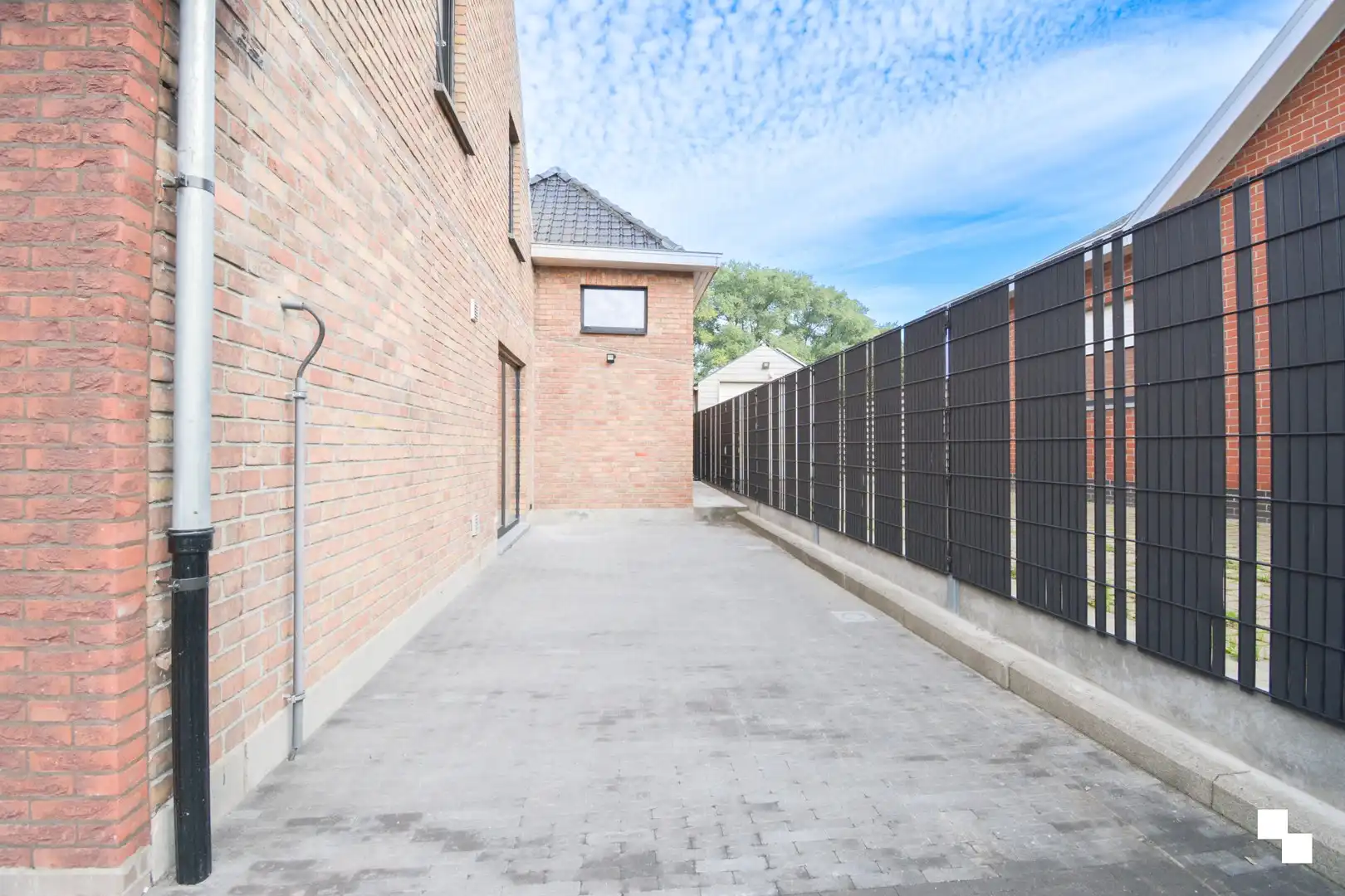 Volledig gerenoveerde alleenstaande woning met tuin, terras en garage in Hooglede. foto 24