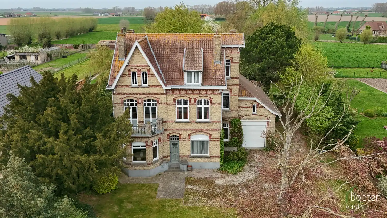 Hoofdfoto van de publicatie: ALVERINGEM: Karaktervolle herenwoning uit het interbellum (jaren 30) met authentieke geveldetails en een warm landelijk interieur op 3.253 m² totale grondopp.