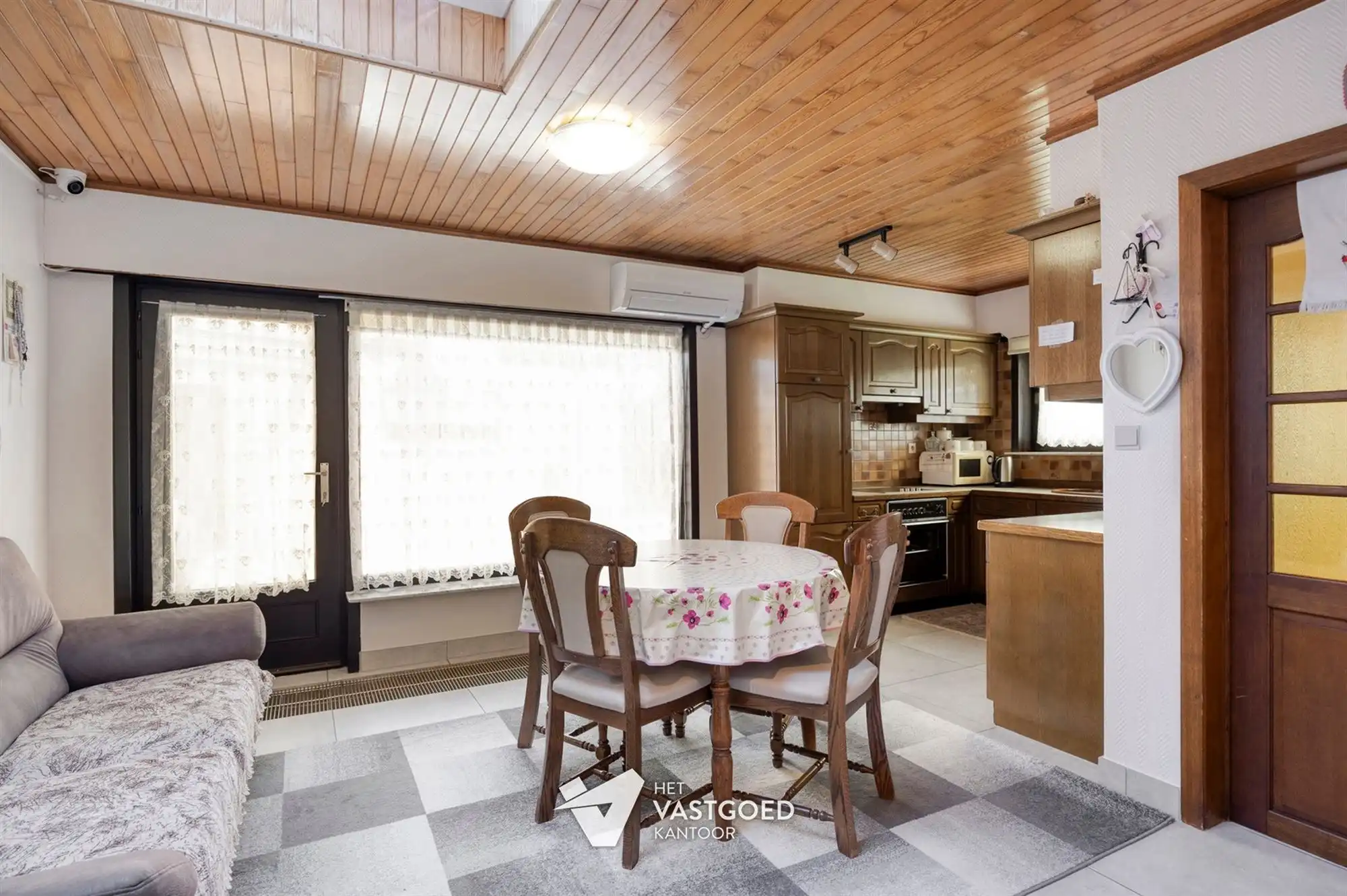 PERFECT ONDERHOUDEN WONING MET 3 SLAAPKAMERS + GARAGE OP PERCEEL VAN 5A62 TE BERINGEN foto 6