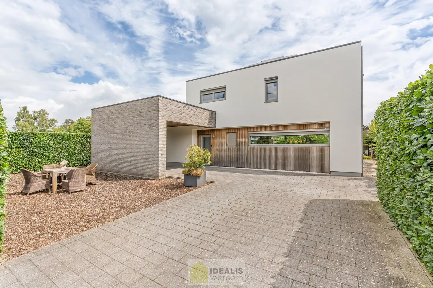 IDEALIS VASTGOED – ROYALE, INSTAPKLARE EN PERFECT ONDERHOUDEN GEZINSWONING DEWELKE OP EEN ELEGANTE MANIER WERD AANGEPAST AAN MINDERVALIDEN OP EEN RUIM EN RUSTIG PERCEEL VAN 11A 55CA foto {{pictureIndex}}