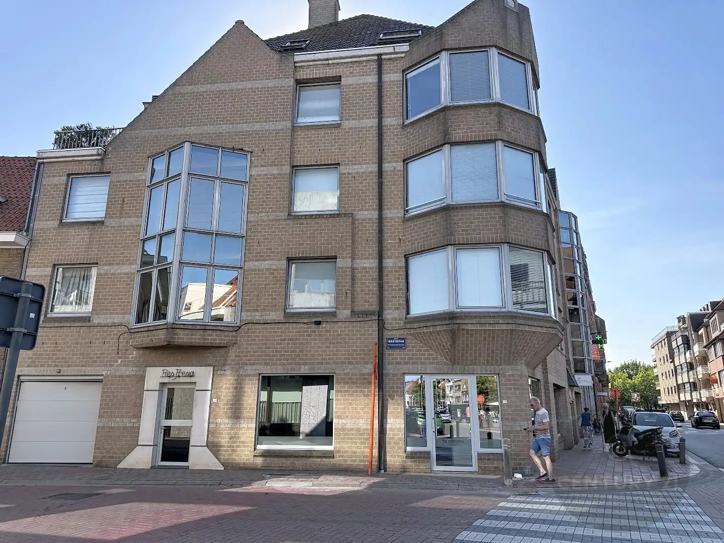 Ruim modern appartement met lift in Oud Knokke, dorp centrum, 2 slaapkamers, fietsberging,  bouwjaar 1985, energielabel C foto 2