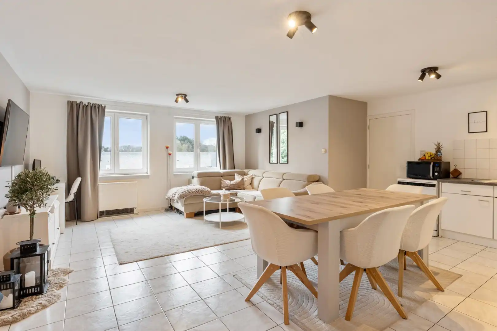 Uitstekend gelegen, betaalbaar en lichtrijk appartement te Lummen foto {{pictureIndex}}