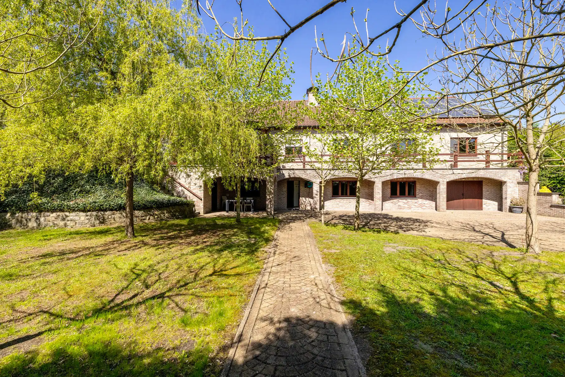 Ruim landhuis op ca. 3010 m² grond met ca. 736 m² bew.opp. foto 4