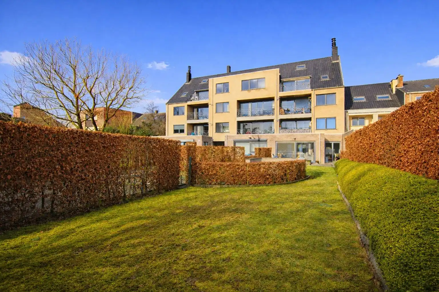 INSTAPKLAAR APPARTEMENT MET 3 SLAAPKAMERS + TUIN ! foto {{pictureIndex}}