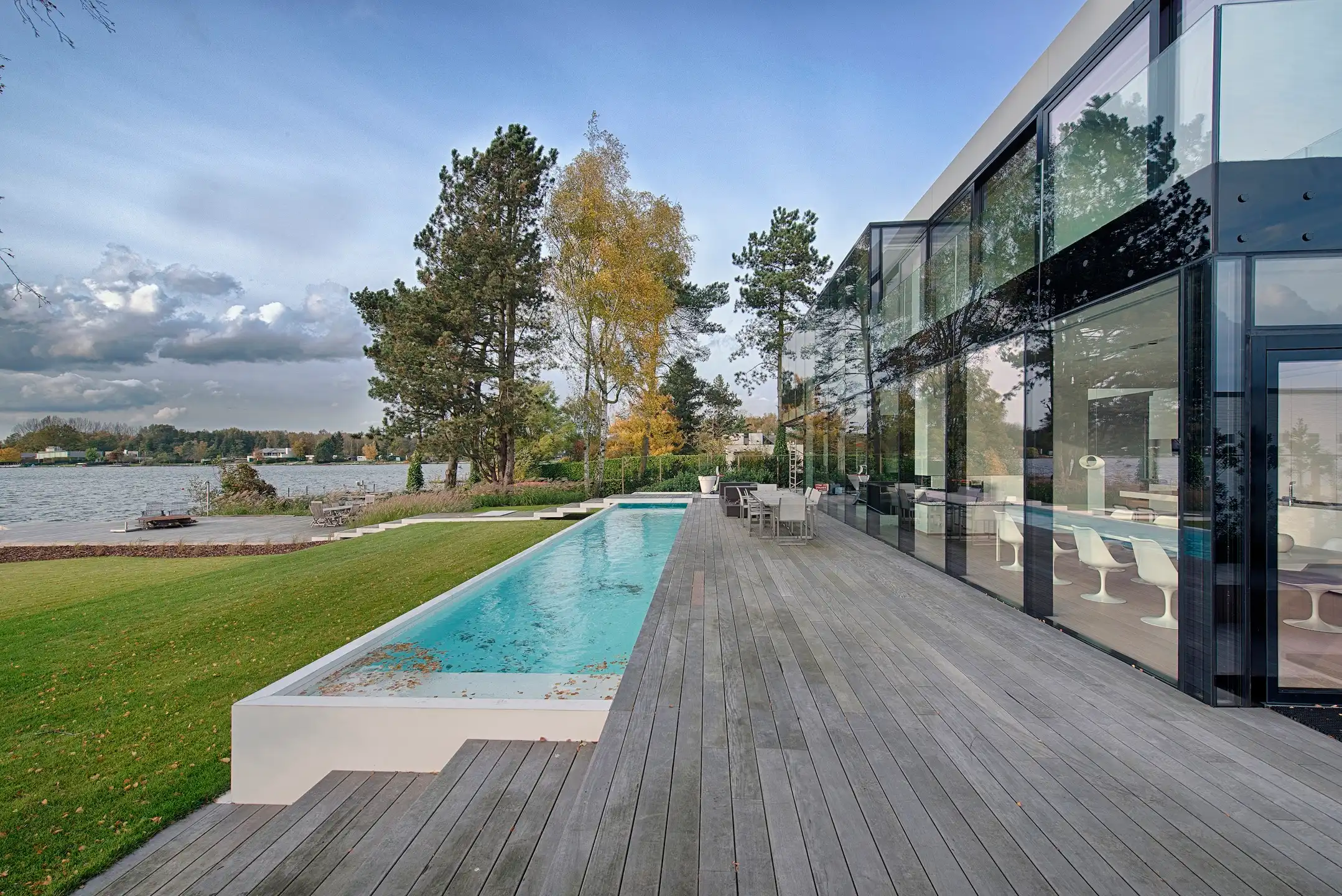 MOL - High-end design villa aan exclusief meer foto {{pictureIndex}}