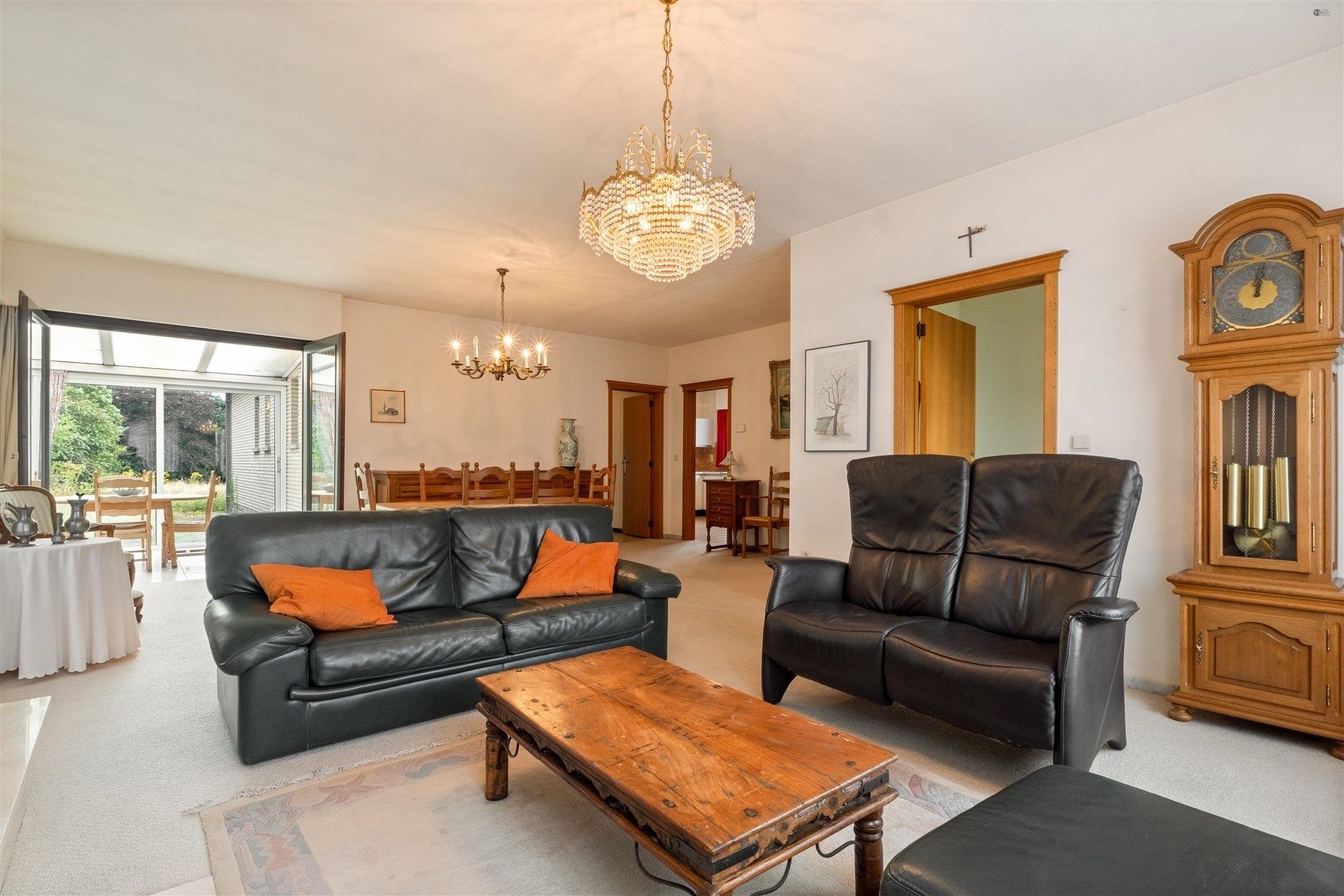 Goed onderhouden, ruime bungalow op 610m² grond foto 3