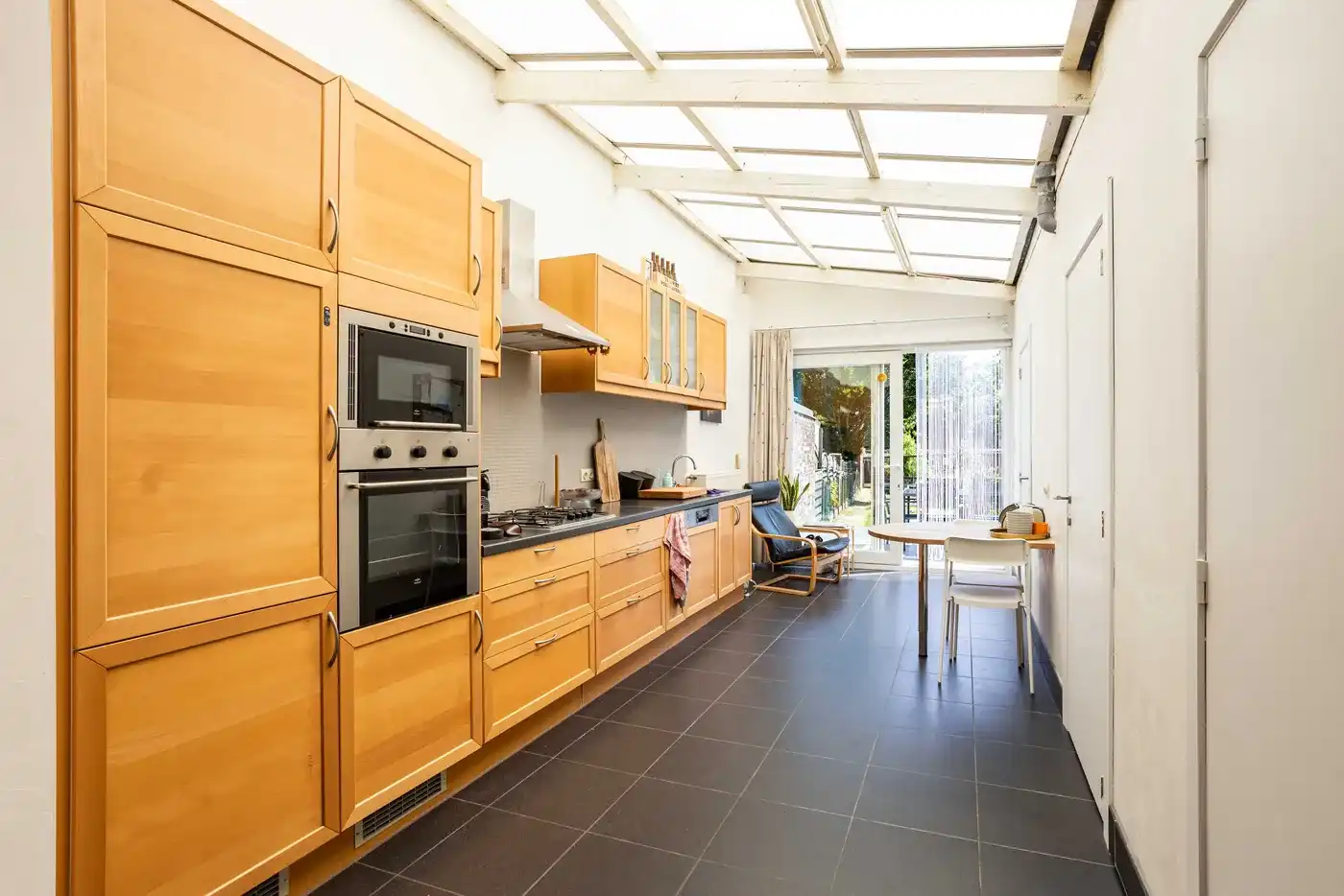 Licht op te frissen woning met goede ligging in Zwevegem foto 4