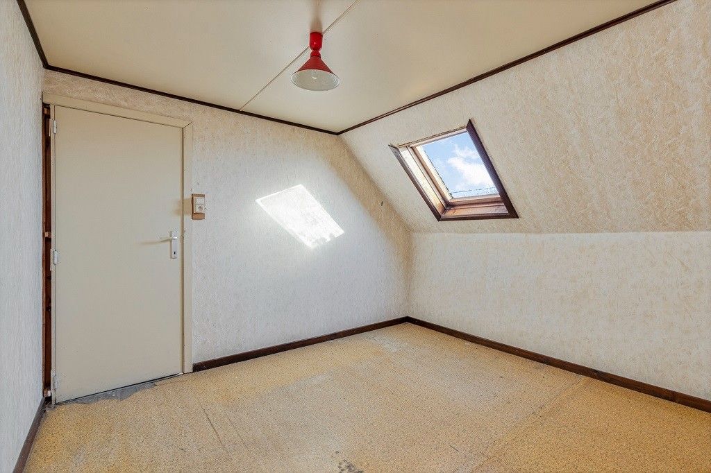 MERKEM: Zonnig maar te renoveren woonhuis met 3 slaapkamers, te vernieuwen comfort, garage, diverse koterijen en tuin op 618m² grondopp. foto 15