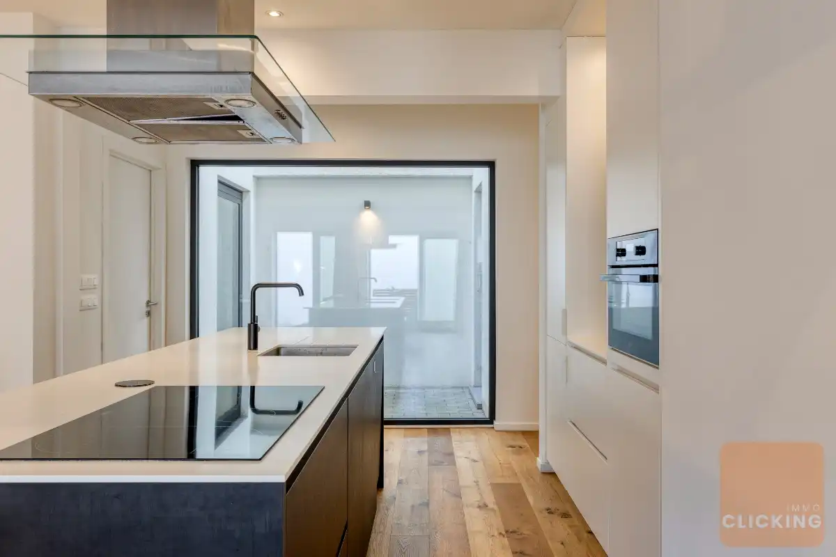 Stijlvol en recent appartement met tuin en patio foto 13