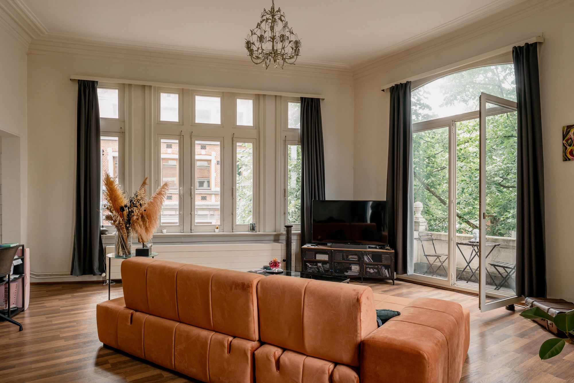 Eclectisch appartement in opvallend hoekgebouw ‘Den Wolf’ op Zurenborg foto {{pictureIndex}}
