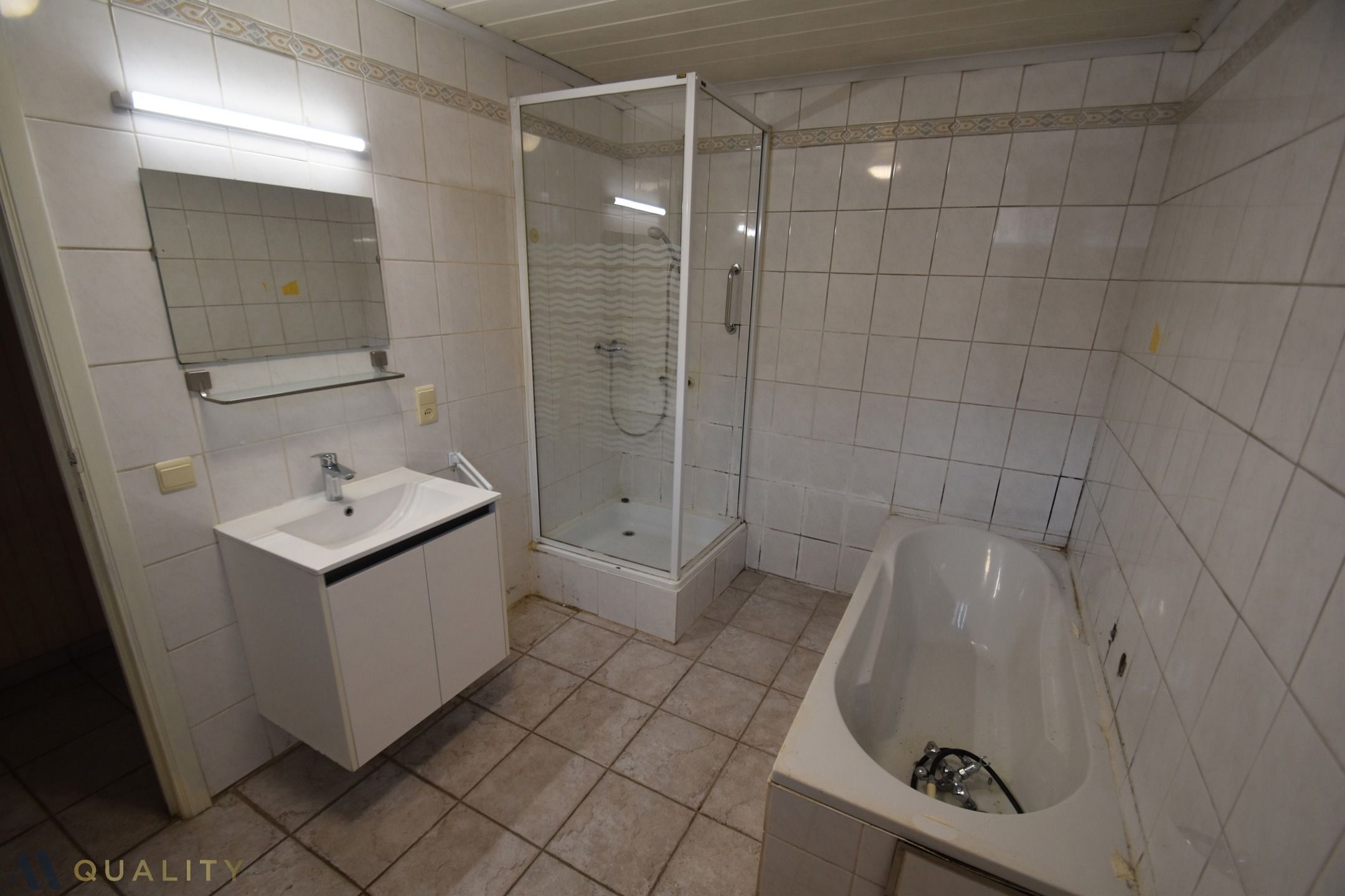 te renoveren Half-open woning met koer op 01 are 77 ca foto 7